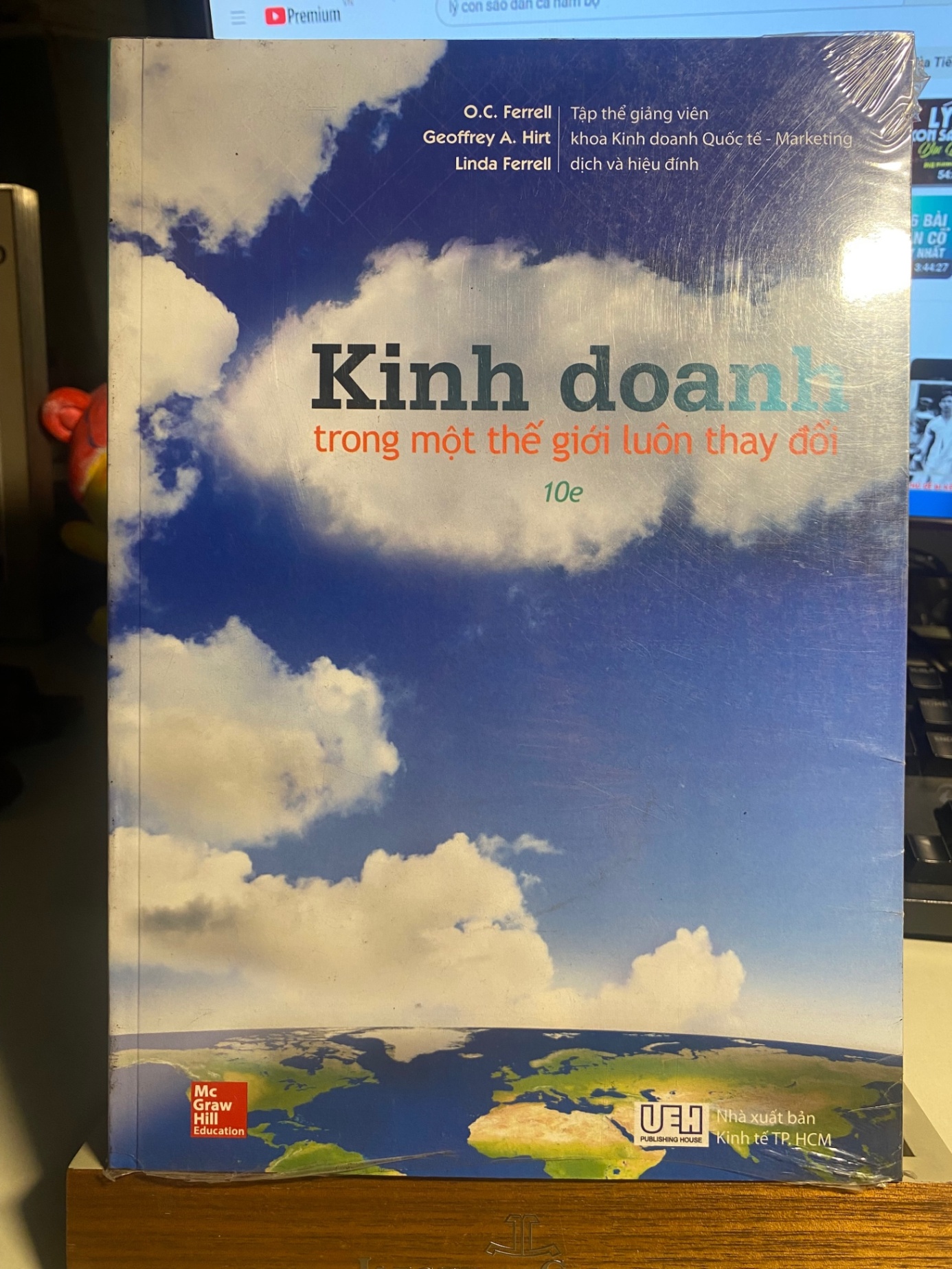 Kinh Doanh Trong Một Thế Giới Luôn Thay Đổi-Business a changing world O.C. Ferrell, Geoffrey A. Hirt, Linda Ferrell-Tác giả: Ferrell, O.C-Nhà xuất bản: TP. Hồ Chí Minh Kinh tế TP. Hồ Chí Minh 2017, Thông tin mô tả: 626 tr. Minh họa 27cm.-Chủ đề: Quản trị 