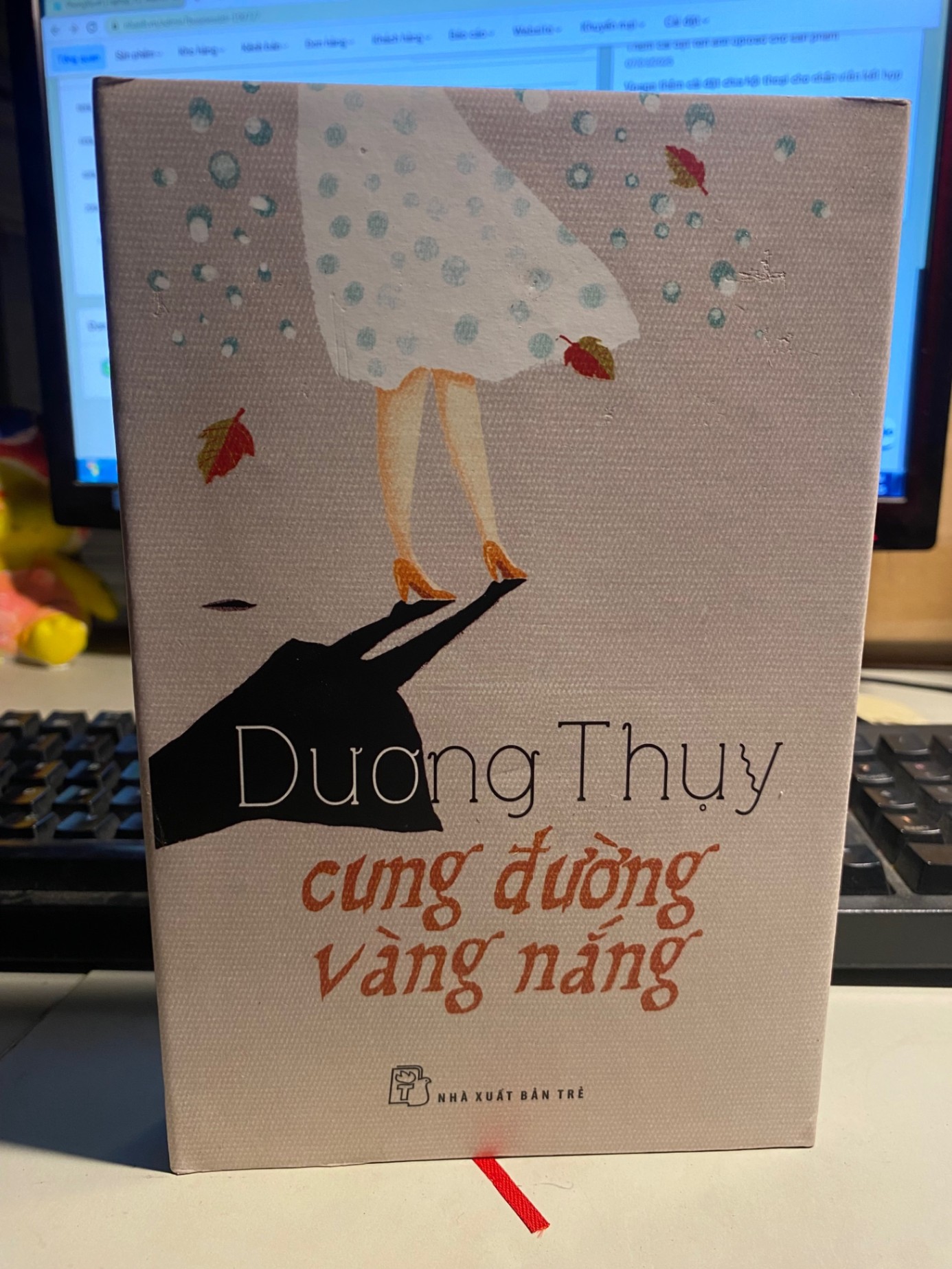 Cung đường vàng nắng- mới 95%,bìa cứng -Dương Thụy [2001] SÁCH VĂN HỌC STB334