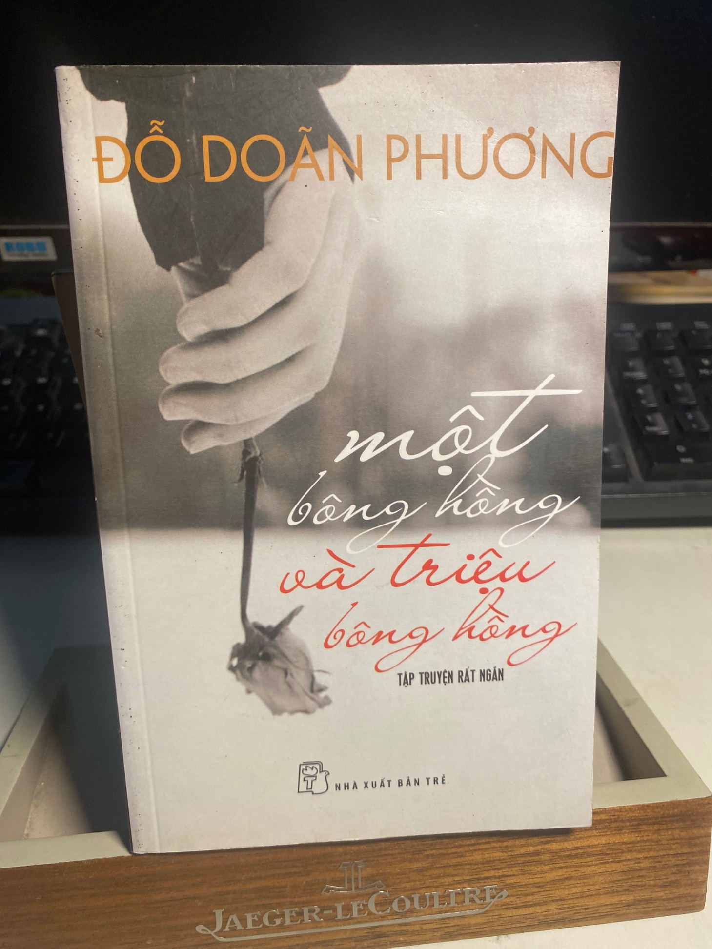 Một bông hồng và triệu bông hồng-Đỗ Doãn Phương - tập truyện ngắn- NXB Trẻ, sách lưu kho chưa qua sử dụng,giấy có ố theo thời gian STB367