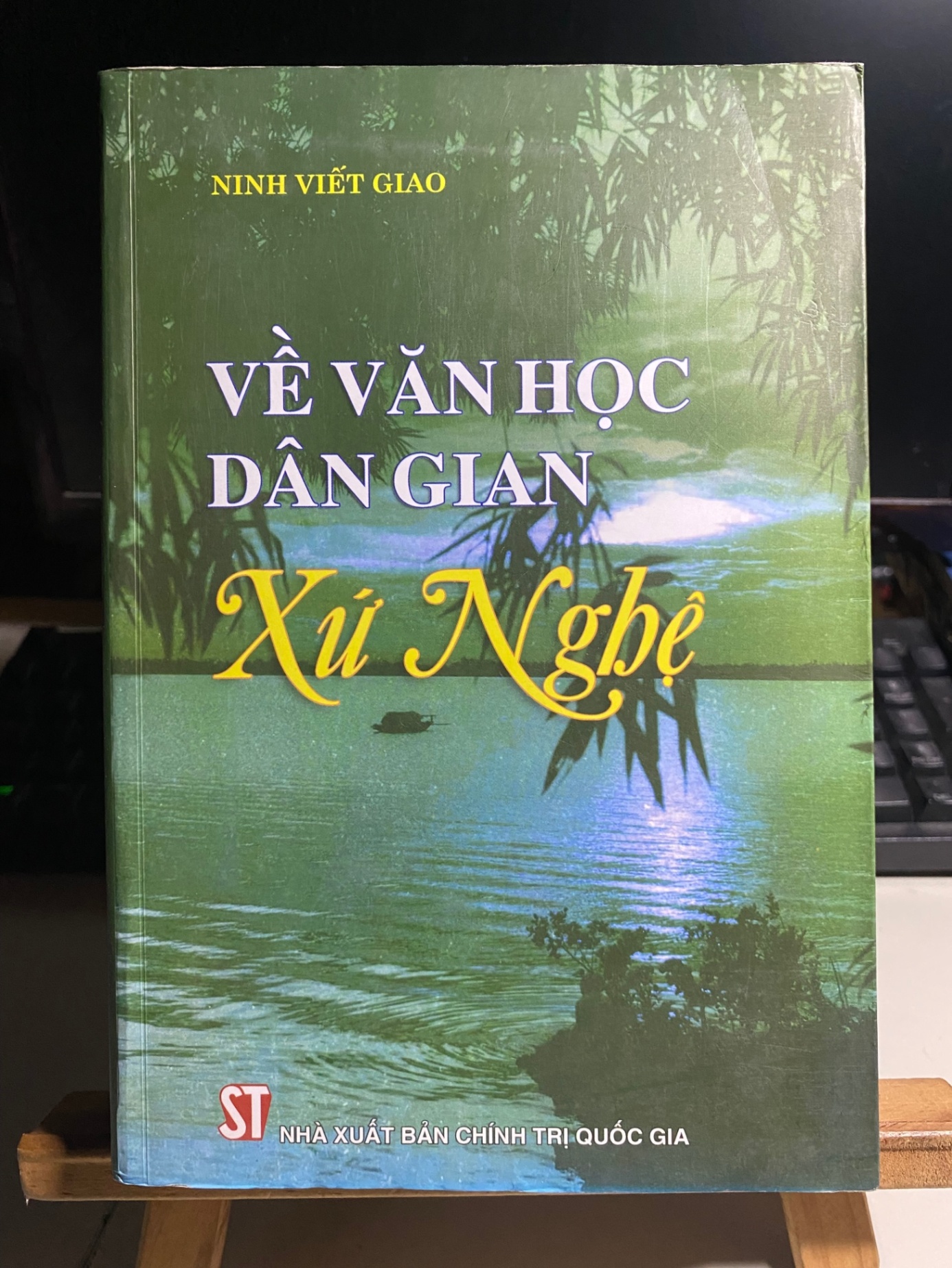 VỀ VĂN HỌC DÂN GIAN XỨ NGHỆ-Tác giả: NINH VIẾT GIA0- Năm xb 2004, sách mới 90% STB741