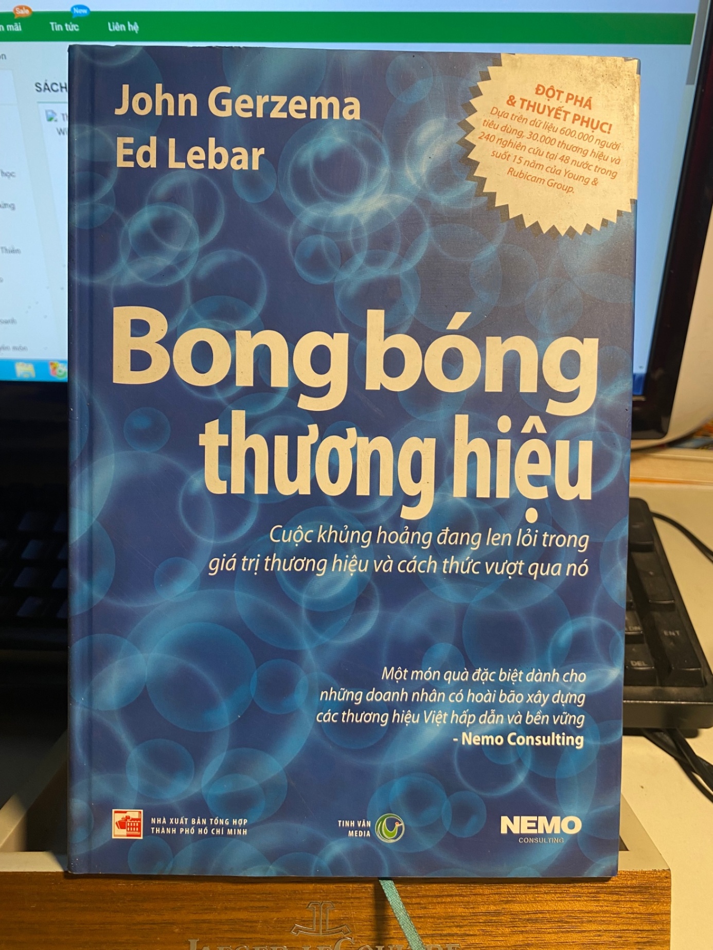 Bong Bóng Thương Hiệu-Tác giả John Gerzema, Ed Lebar - Bìa cứng- Mới 95% STB825