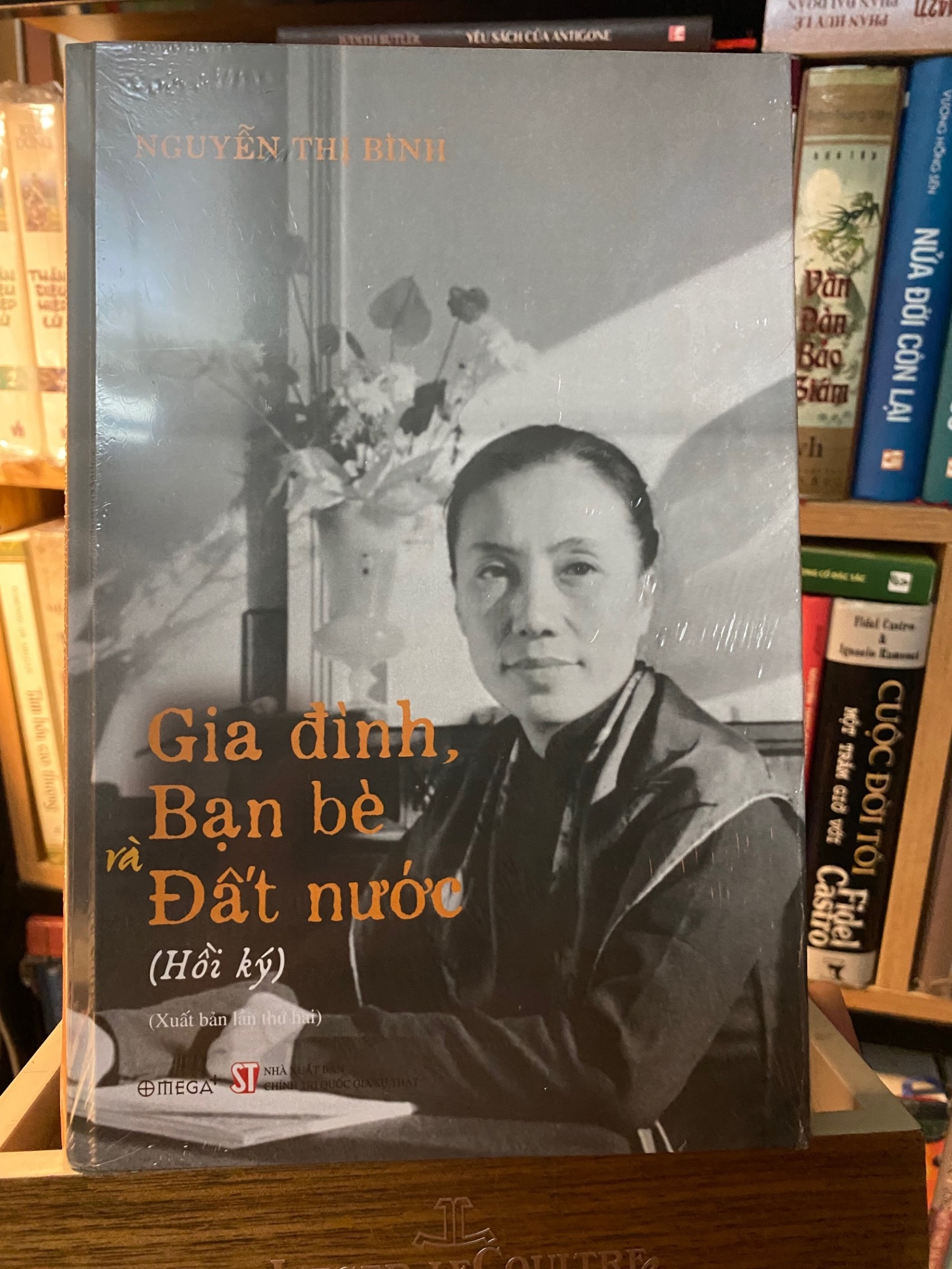 Gia Đình,Bạn Bè và Đất Nước - Hồi Ký Nguyễn Thị Bình-( bìa cứng)- sách mới nguyên seal STB1293