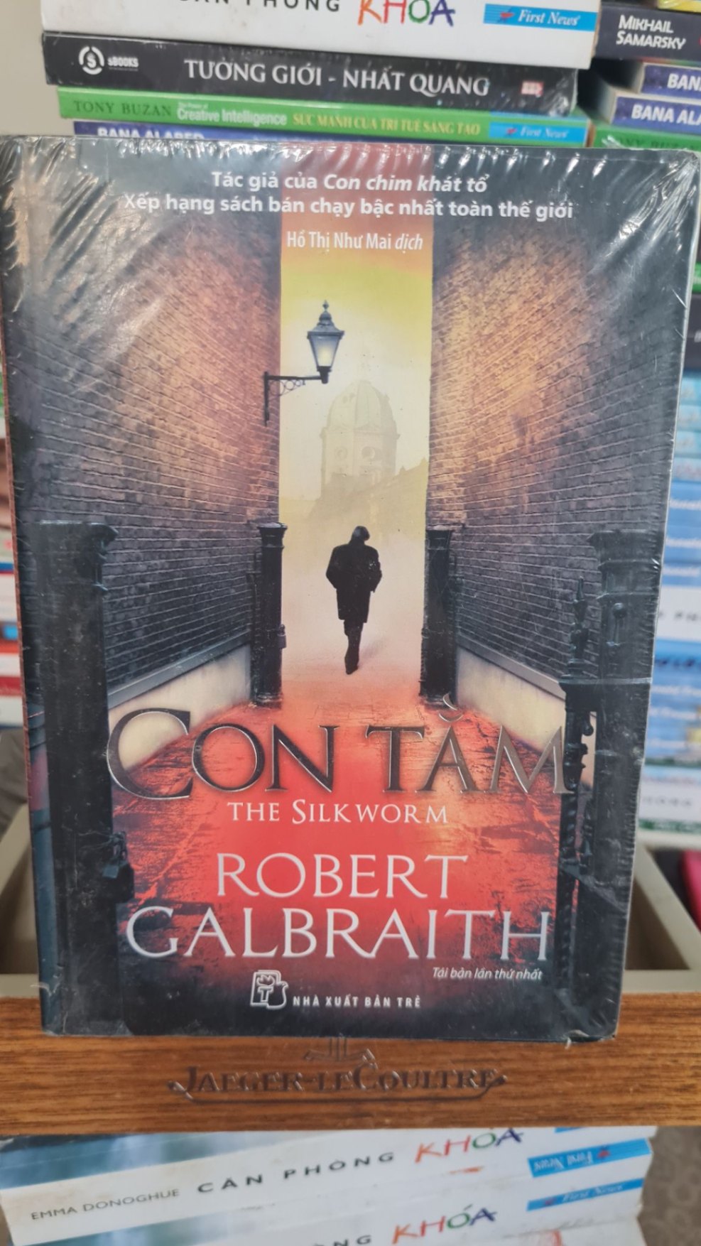 Con tằm mới 90% ố nhẹ có bọc sách Robert Calbraith [2001] SÁCH VĂN HỌC STB489