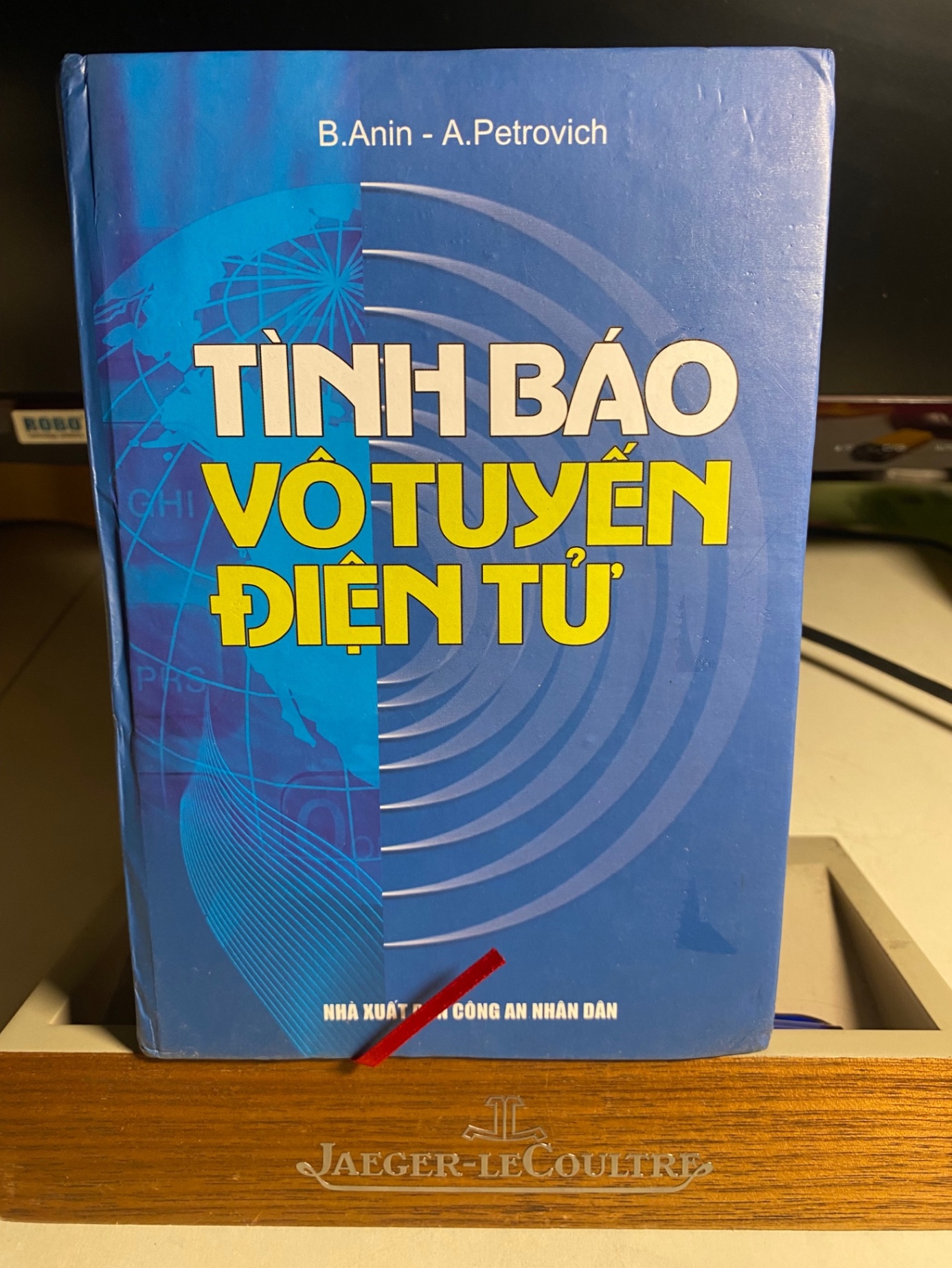 Tình Báo Vô Tuyến Điện Tử -Tác giả : B.Anin- A.Petrovich -NXB Công An ND 2004 -Bìa cứng,khổ 13x19cm,630 trang -Sách lưu kho còn mới STB1544