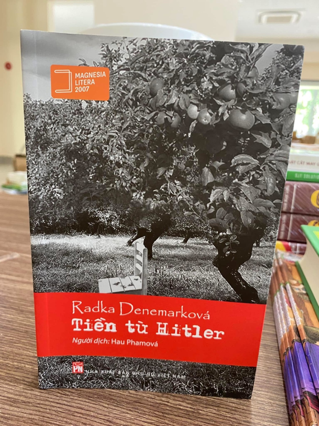 Tiền từ Hitler-Radka Denemarkov-sách mới 98%- Tiểu thuyết STB521