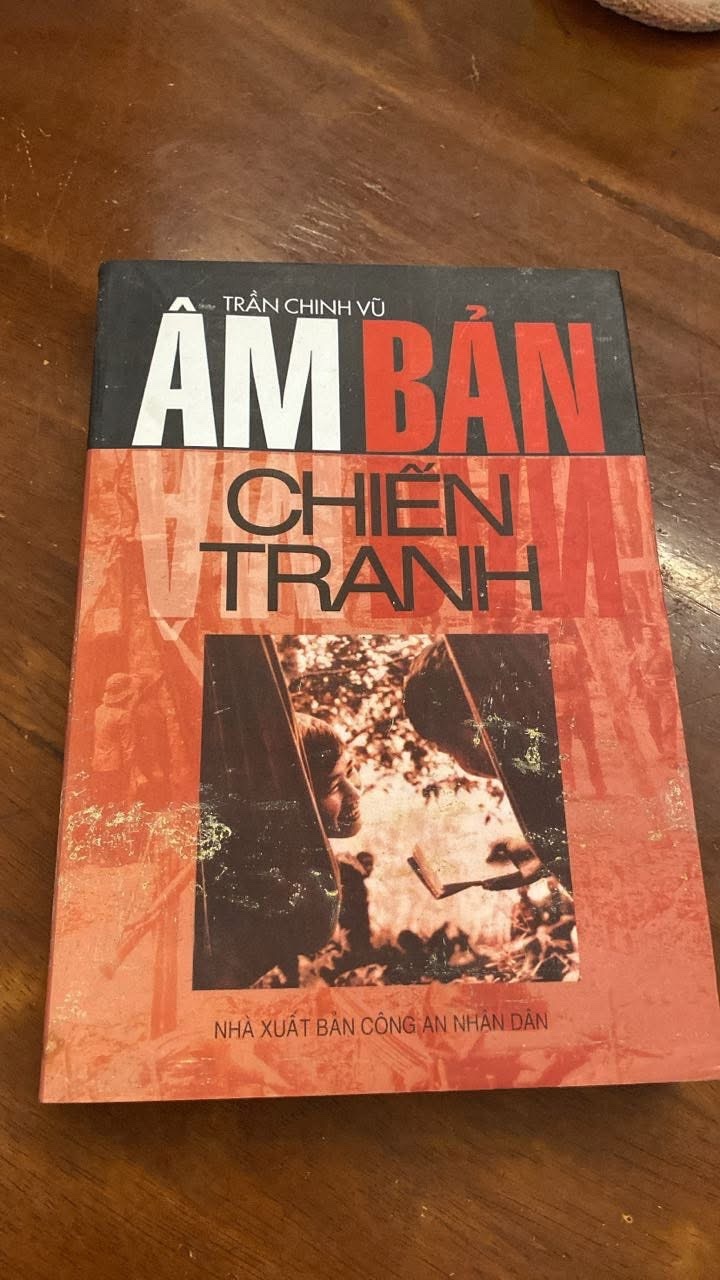 Âm Bản Chiến Tranh- Trần Chinh Vũ -Nxb Quân Đội ND 2004- bìa mềm STB1116