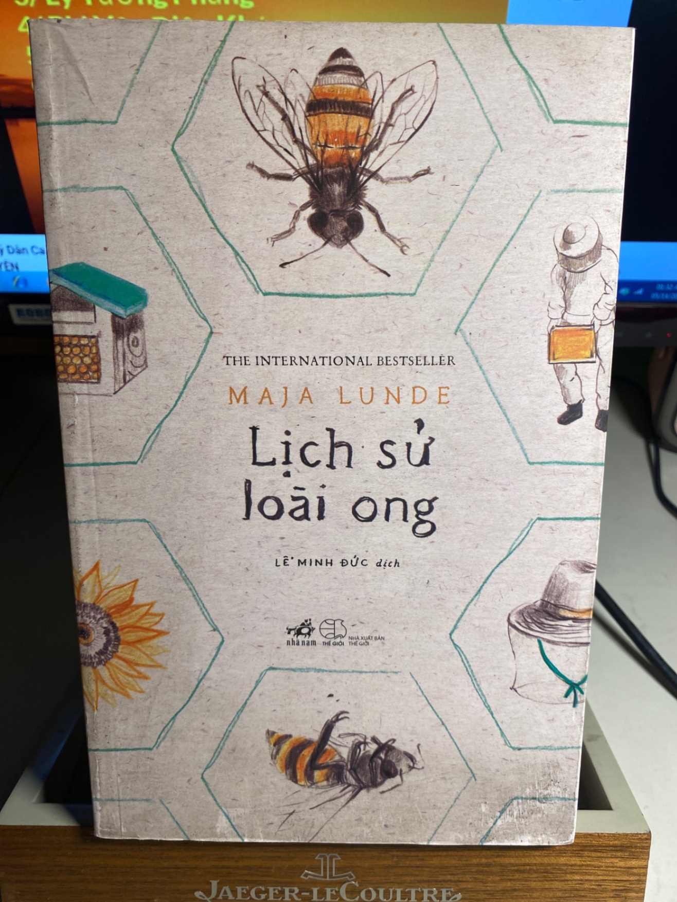 Lịch Sử Loài Ong-Tác giả: MAJA LUNDE - NXB Thế giới 2019- Sách qua sử dụng còn tốt STB1545