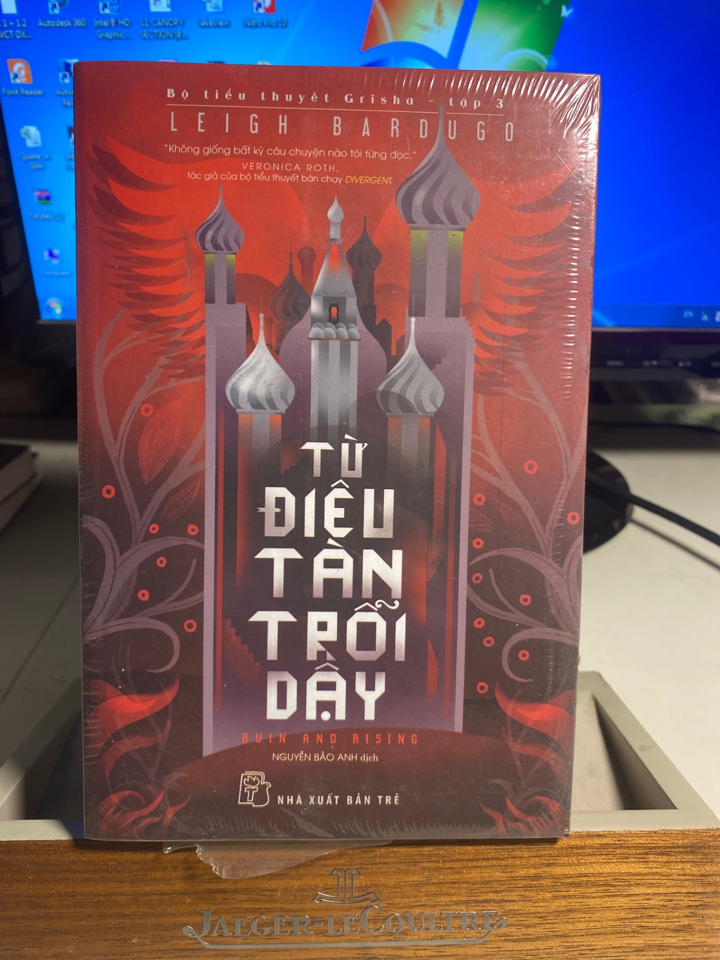 Từ điêu tàn trỗi dậy -Leigh Bardugo - NXB Trẻ- Sách lưu kho còn seal, mới 90% STB265