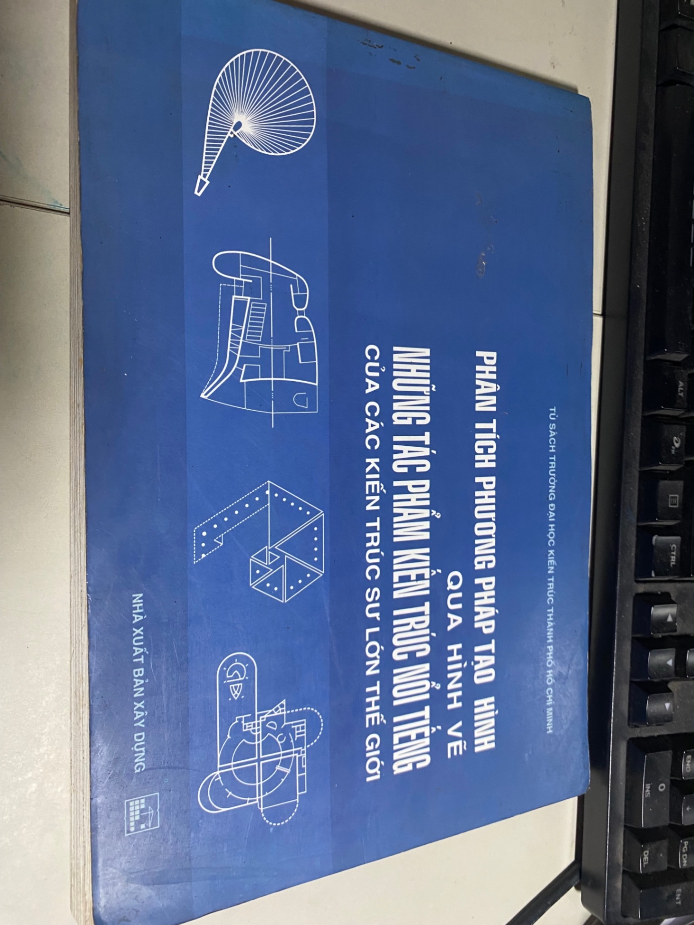 Phân tích phương pháp tạo hình qua hình vẽ những tác phẩm kiến trúc nổi tiếng của các kiến trúc sư lớn thế giới- NXB Xây Dựng- Năm xb 2003 STB726