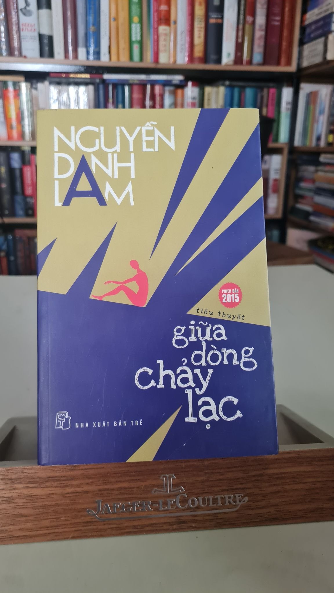 Giữa dòng chảy lạc -Nguyễn Danh Lam - NXB Trẻ 2015- Sách lưu kho chưa qua sử dụng, có ố STB360
