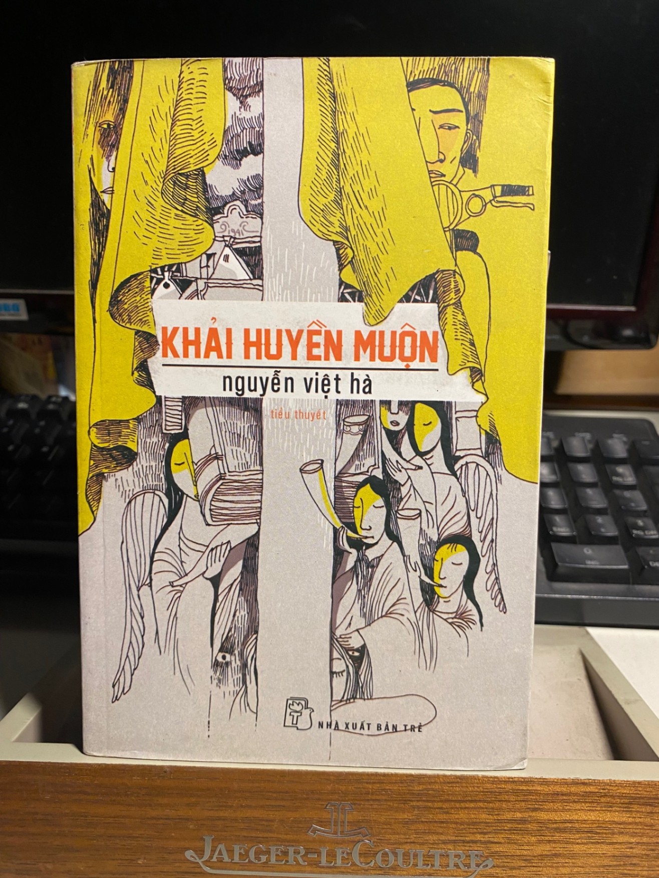 Khải Huyền Muộn-Tiểu thuyết-Tác giả Nguyễn Việt Hà - NXB Trẻ -Năm XB :2022 -Trọng lượng (gr) 350- Kích Thước Bao Bì 20 x 13 x 1.5 cm -Số trang: 370 -Hình thức: Bìa Mềm- Sách mới 80% STB956