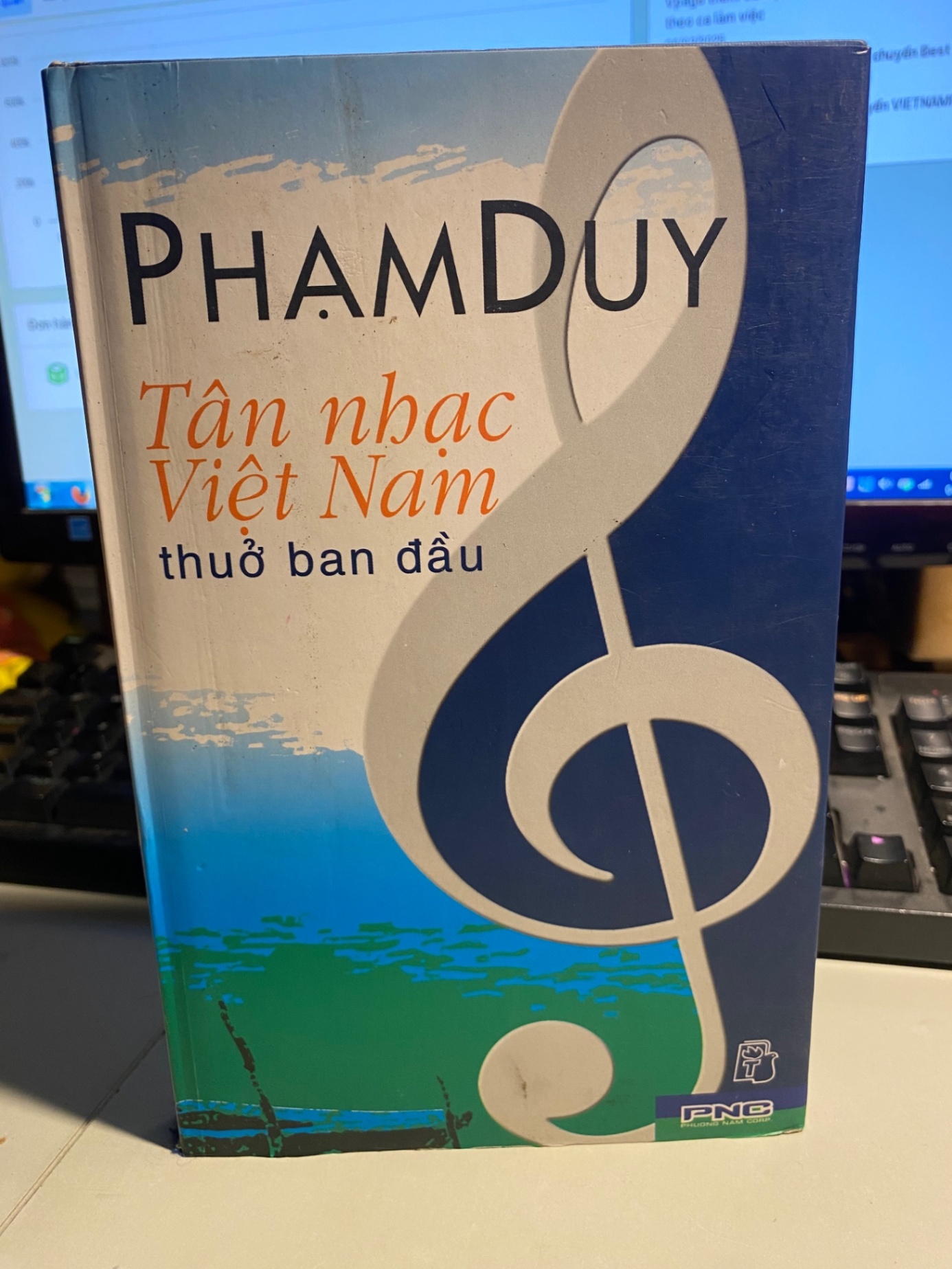 Tân Nhạc Việt Nam Thuở Ban Đầu- Bìa cứng- xuất bản 2006- Sách đẹp ,trang cuối có ghi chú của chủ cũ STB957