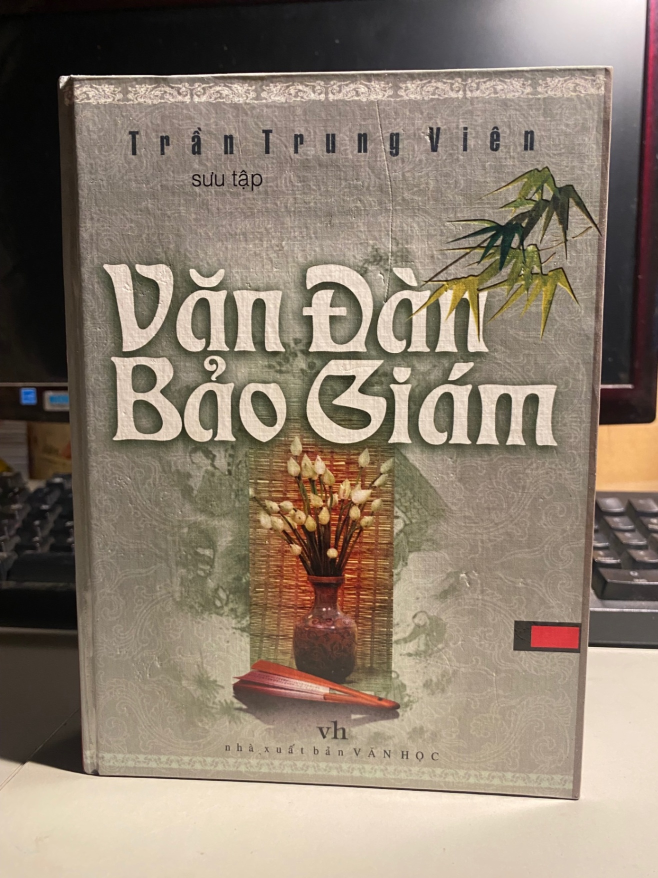 Văn Đàn Bảo Giám- Trần Trung Viên sưu tầm- Bìa cứng, sách in giấy láng,khổ 14,5x 20,5cm,993 trang- Năm xb 2004- Văn Lang phát hành, NXB Văn Học STB961