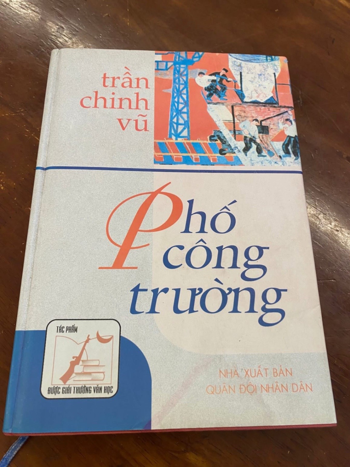 Phố Công Trường- Trần Chinh Vũ - NXB Quân Đội ND- Bìa cứng- Năm XB 2003 STB1122