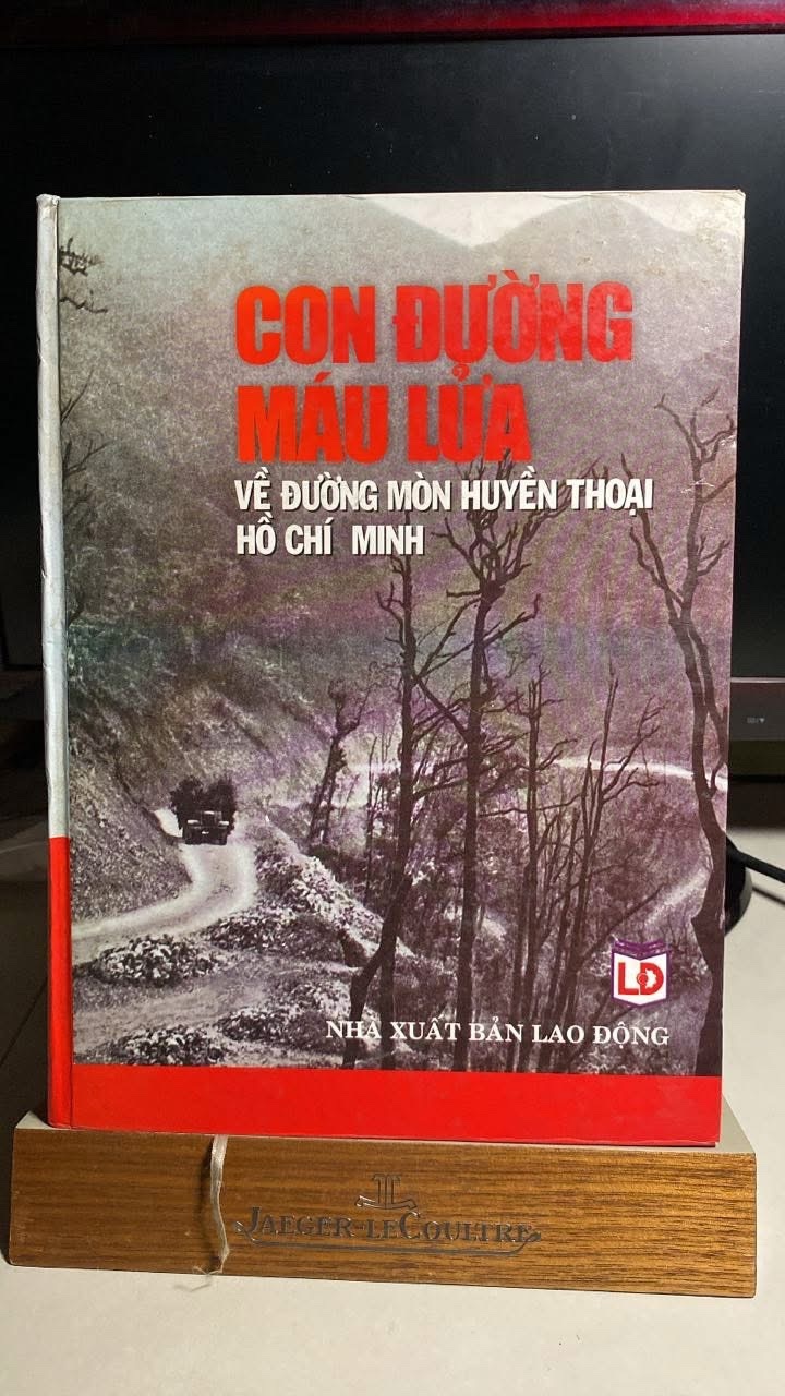 Con đường máu lửa - về đường mòn huyền thoại Hồ Chí Minh -Nguyễn Thị Suý, Lê Ngọc Tú thực hiện. -NXB Lao động, 2007. - 530tr ,khổ 19x27cm -sách qua sử dụng còn tốt STB1316