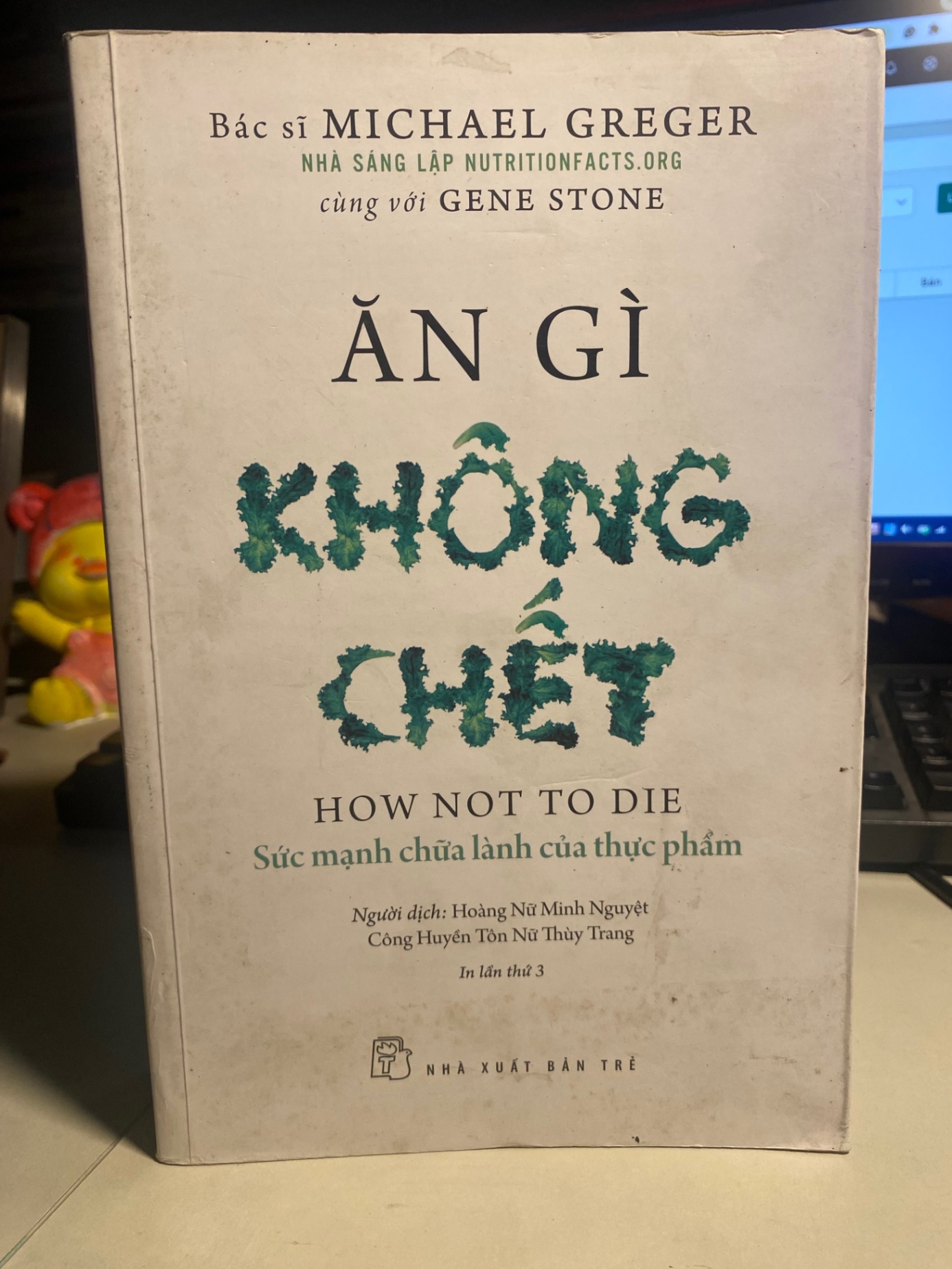 Ăn Gì Không Chết - Sức Mạnh Chữa Lành Của Thực Phẩm-Tác giả Michael Greger - Gene Stone -NXB Trẻ-Kích Thước Bao Bì: 16 x 24 Số trang: 772 Hình thức:Bìa Mềm- Sách lưu kho mới 80% có ố cạnh STB1001