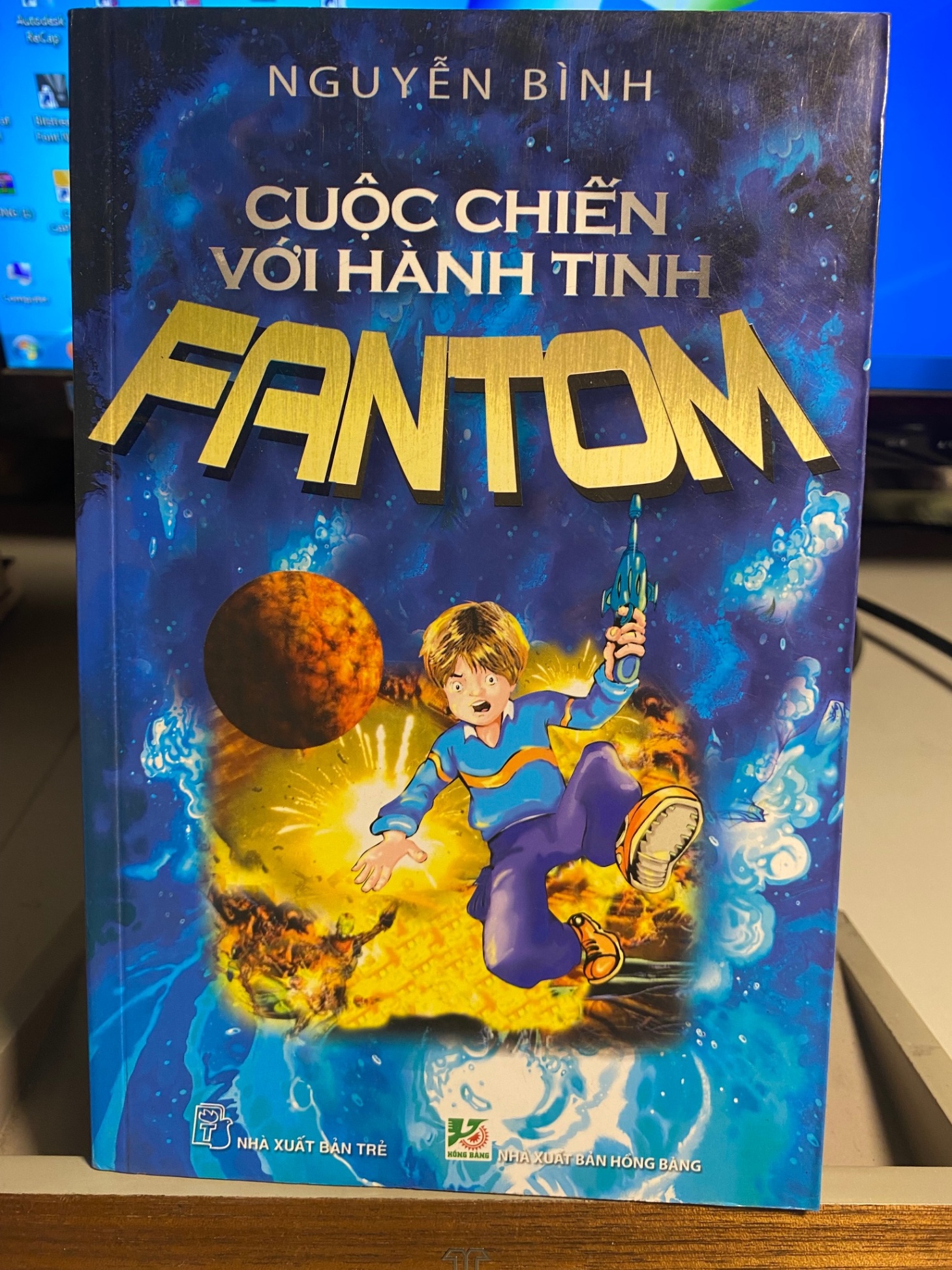 Cuộc chiến với hành tinh Fantom-Nguyễn Bình - NXB Trẻ 2011- Sách lưu kho, giấy ố STB227
