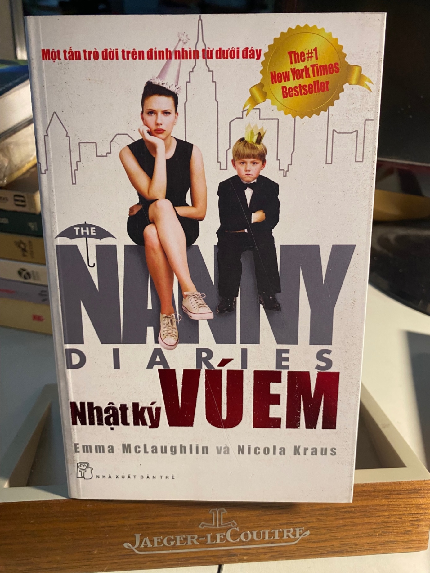 NHẬT KÝ VÚ EM -Tác giả: Emma McLaughlin, Nicola Kraus -NXB Trẻ 2010- Bìa mềm -Khổ sách: 13x20cm-Số trang: 462 -sách lưu kho có ố nhẹ cạnh STB1585