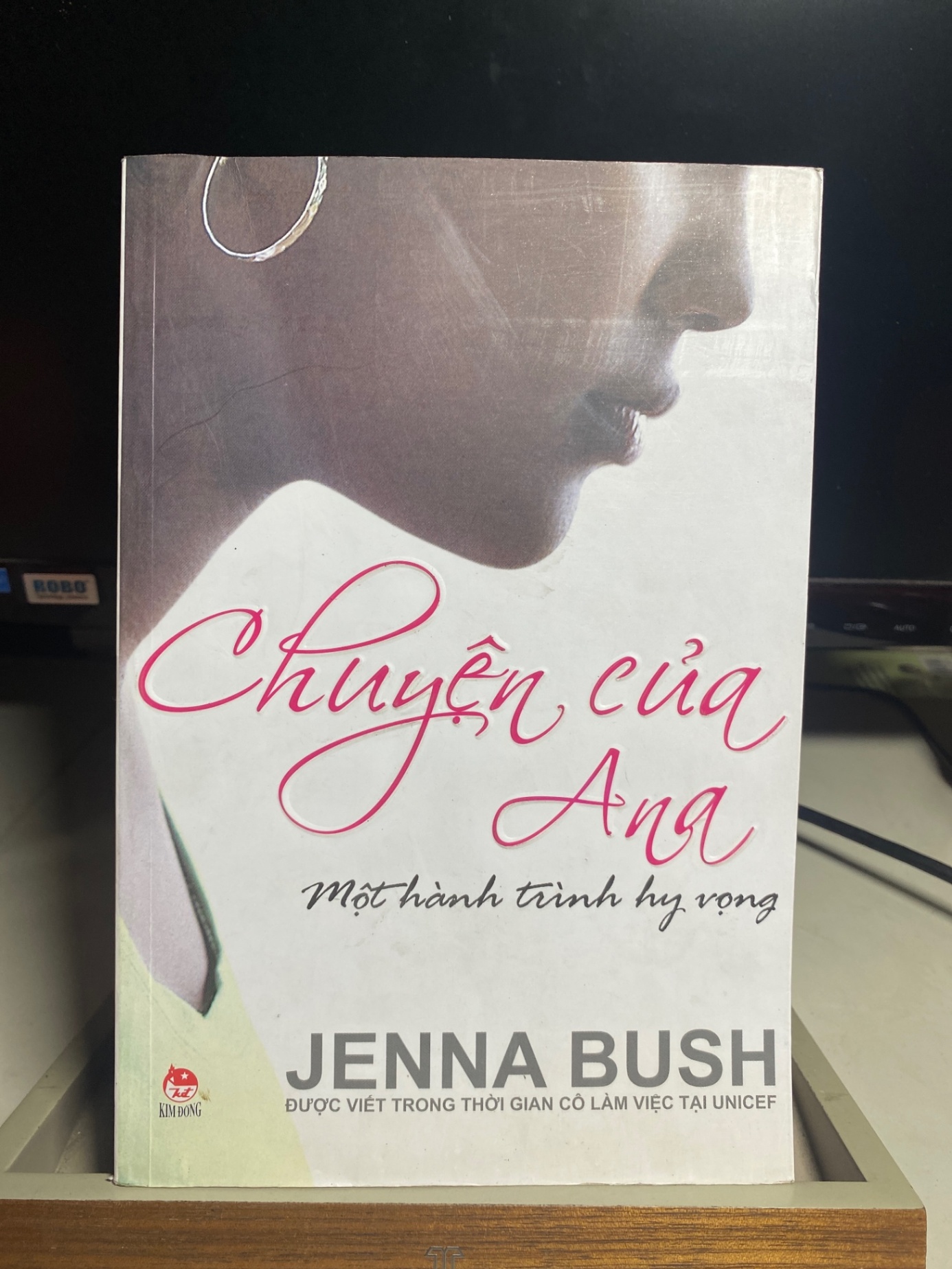 Chuyện Của Ana - Một Hành Trình Hy Vọng-Tác giả Jenna Bush -NXB Kim Đồng Năm XB 07-2009- Sách lưu kho mới 95% STB1418