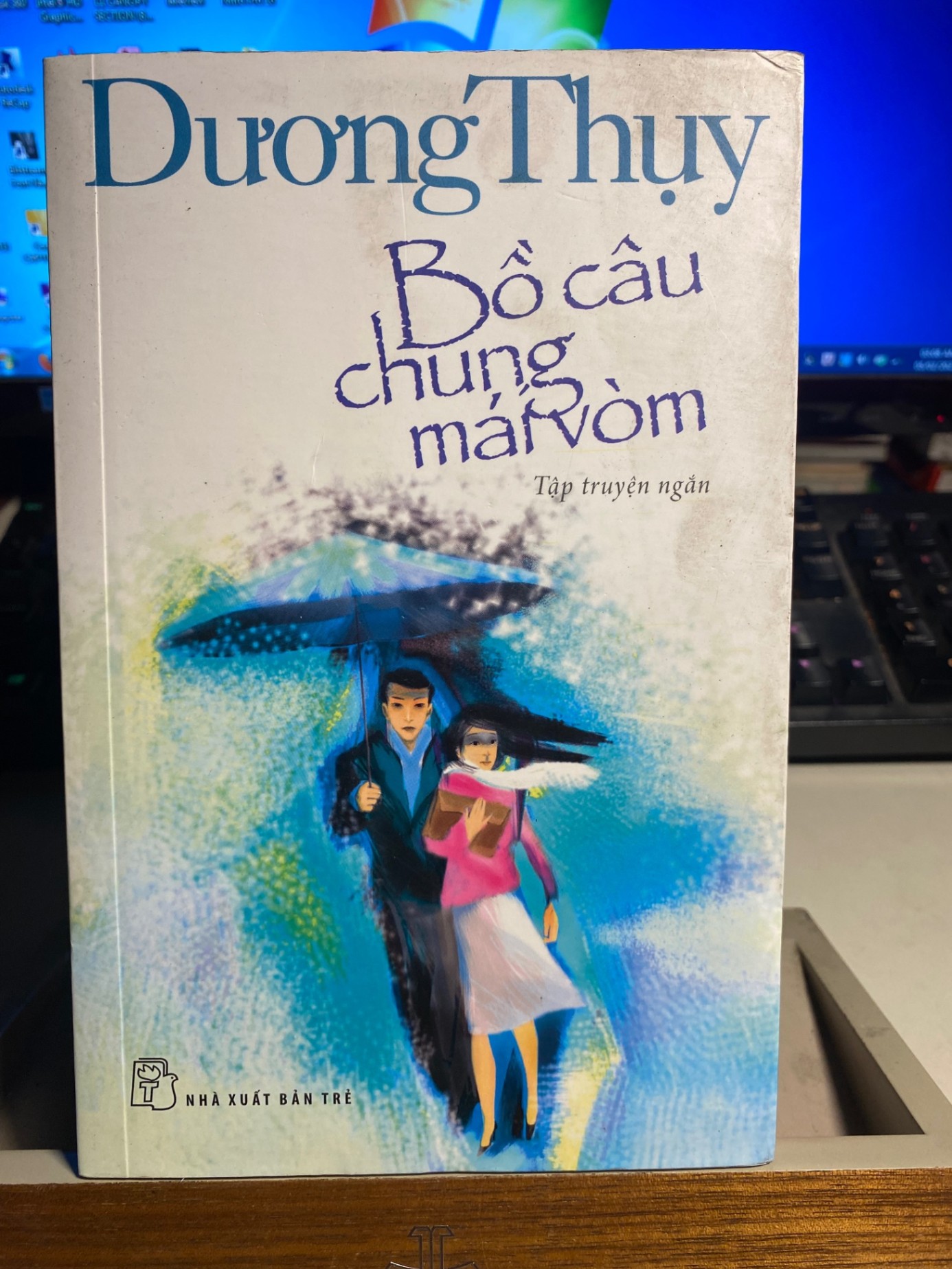 Bồ câu chung mái vòm- Dương Thụy -NXB Trẻ 2015- Sách lưu kho chưa sử dụng, giấy xốp, có ố STB216