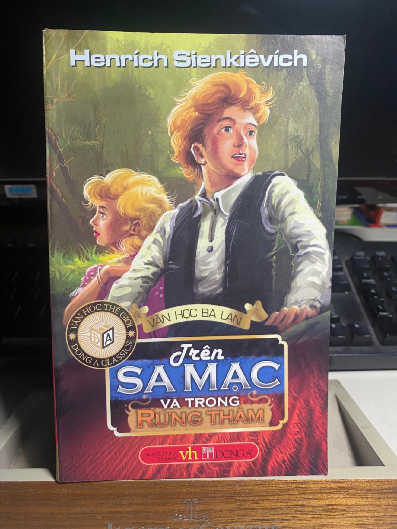 TRÊN SA MẠC VÀ TRONG RỪNG THẲM-Tác giả: Henryk Sienkiewicz- Nguyễn Hữu Dũng dịch- NXB Văn Học- Đông A phát hành 2008- sách mới 80% STB1176
