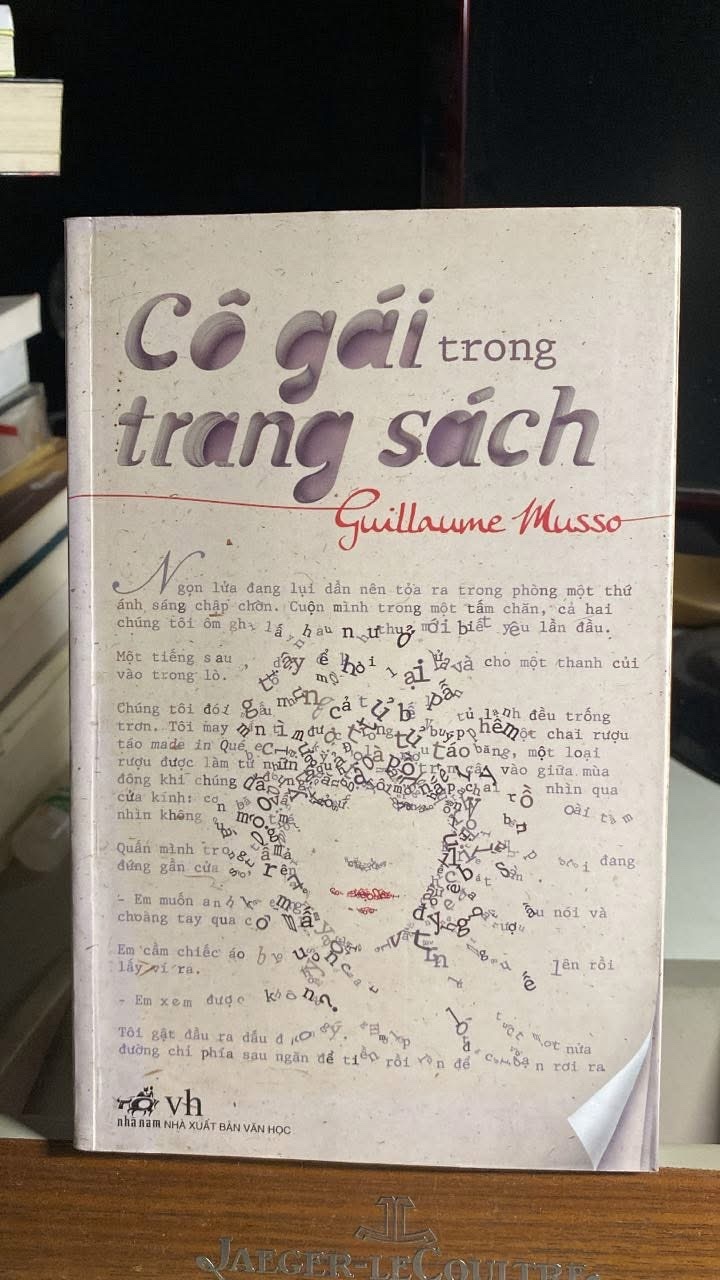 Cô gái trong trang sách (tiểu thuyết) - Tác giả Guillaume Musso -Người Dịch Huy Minh -NXB Văn Học -Năm XB 01-2012 -Trọng lượng (gr) 350 -Kích Thước Bao Bì 20.5 x 13 -Số trang 506 -Hình thức Bìa Mềm -Sách chất lươmgj tốt STB1596