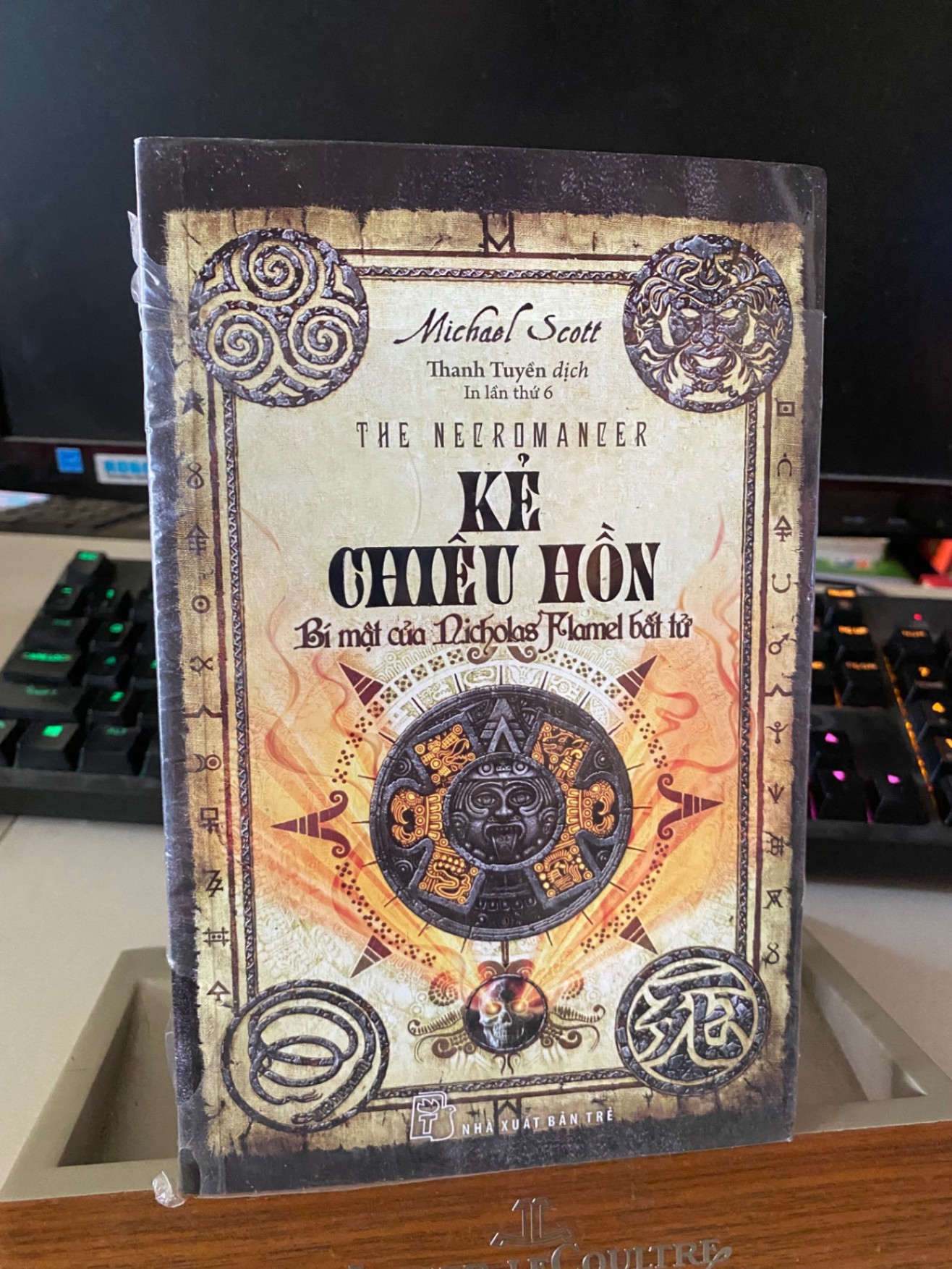 Kẻ chiêu hồn bí mật của Nicholasflamel bất tử -Sách lưu kho còn seal có ố ở đầu sách- Michael Scott [2001] SÁCH VĂN HỌC STB261