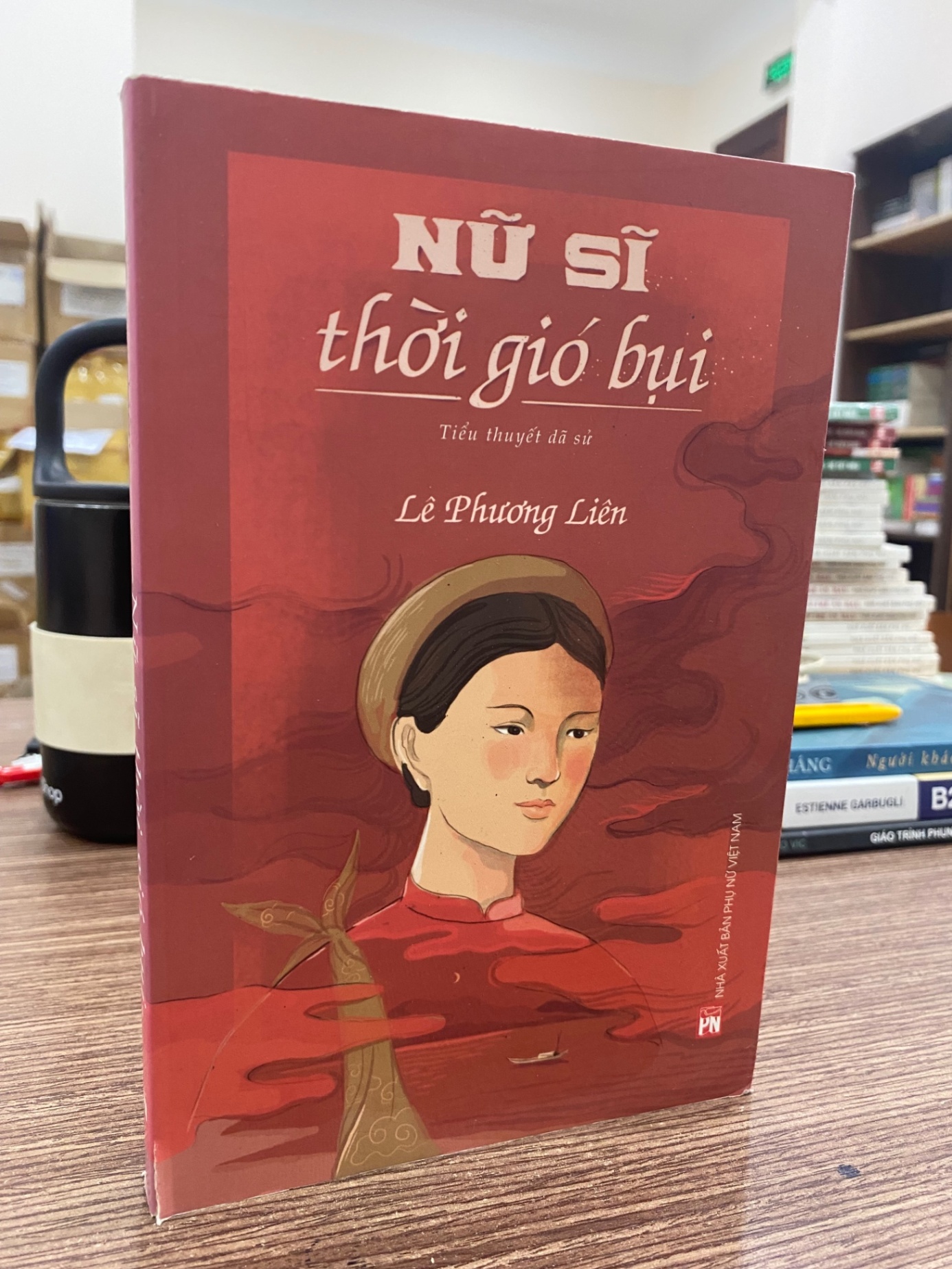 Nữ Sĩ thời gió bụi - Tác giả Lê Phương Liên- Tiểu thuyết dã sử- Sách mới 98% STB606