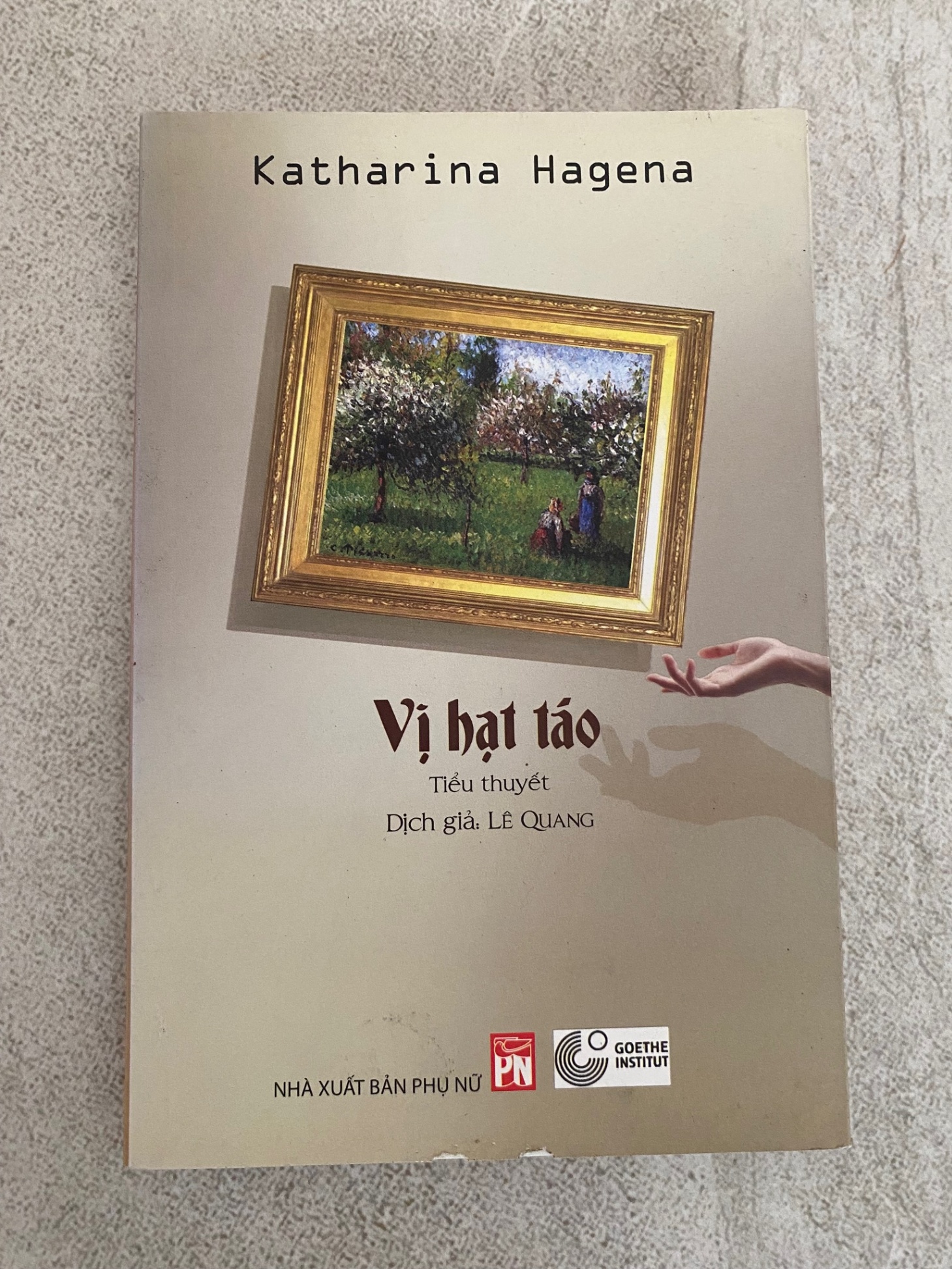 Vị hạt táo-Tác giả Katharina Hagen , Lê Quang dịch-Tiểu thuyết- Sách lưu kho mới 95% STB570