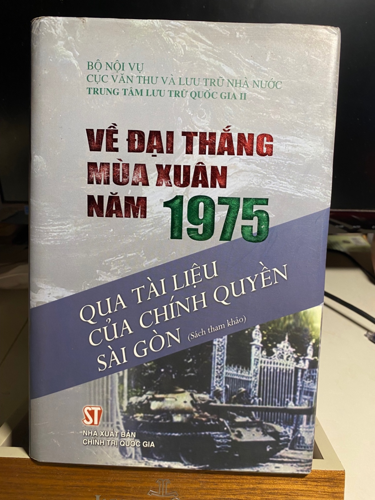 Về đại thắng mùa Xuân 1975 qua tài liệu của chính quyền Sài Gòn (bìa cứng có áo) -NXB Chính Trị Quốc Gia 2010 -Khổ 16x24cm,356 trang STB1319