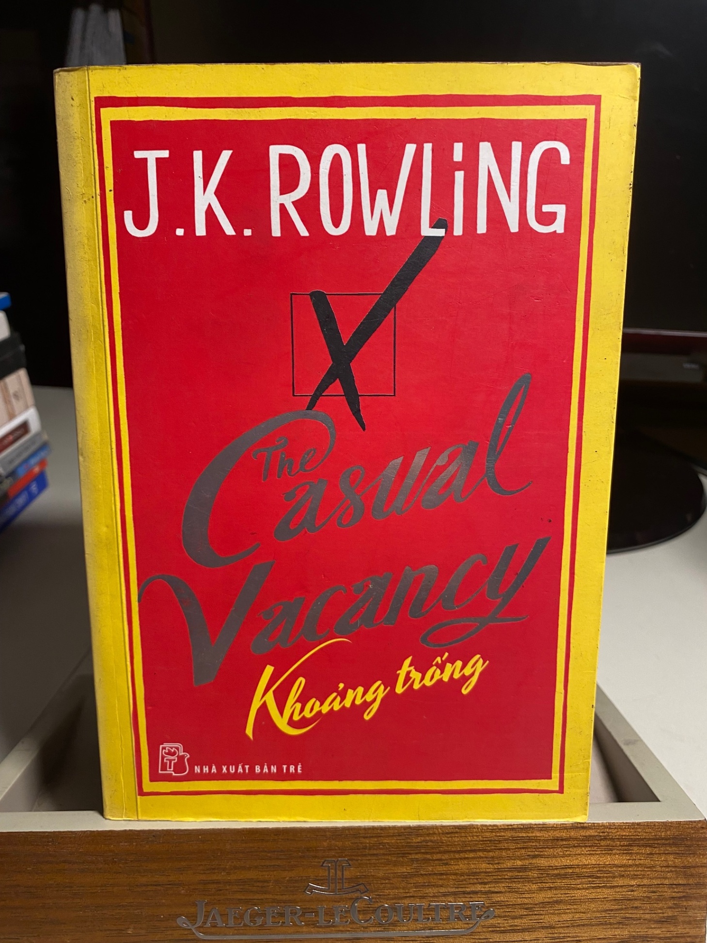 The casual vacancy-Khoảng Trống - J.K Rowling - Sách lưu kho giấy ố theo thời gian STB457