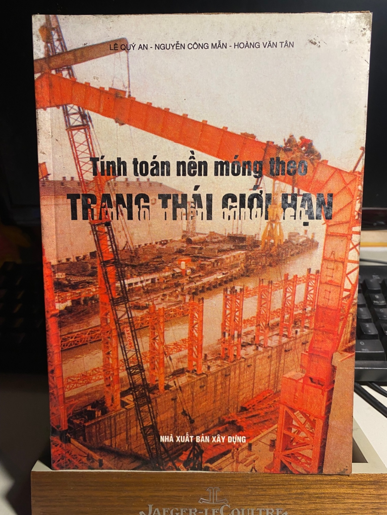 Tính Toán Nền Móng Theo Trạng Thái Giới Hạn- Lê Quý An,Nguyễn Công Mẫn,Hoàng Văn Tân- NXB Xây Dựng—Năm XB 1998- Sách lưu kho giấy ngả màu có ố theo thời gian STB933