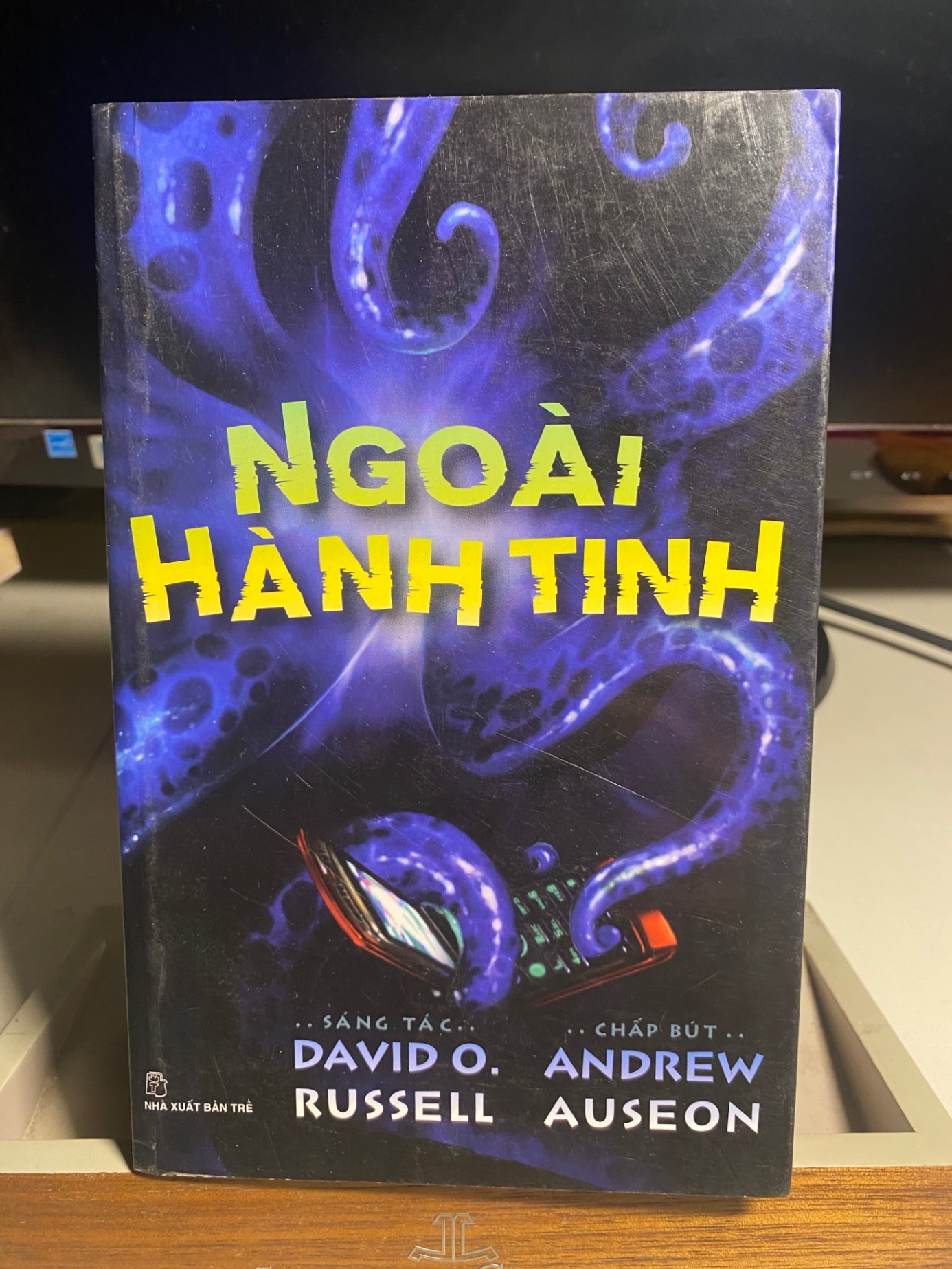 Ngoài Hành Tinh-David O.Russell, Andrew Auseon- NXB Trẻ 2010- Sách lưu kho chưa qua sử dụng có ố nhẹ STB1273