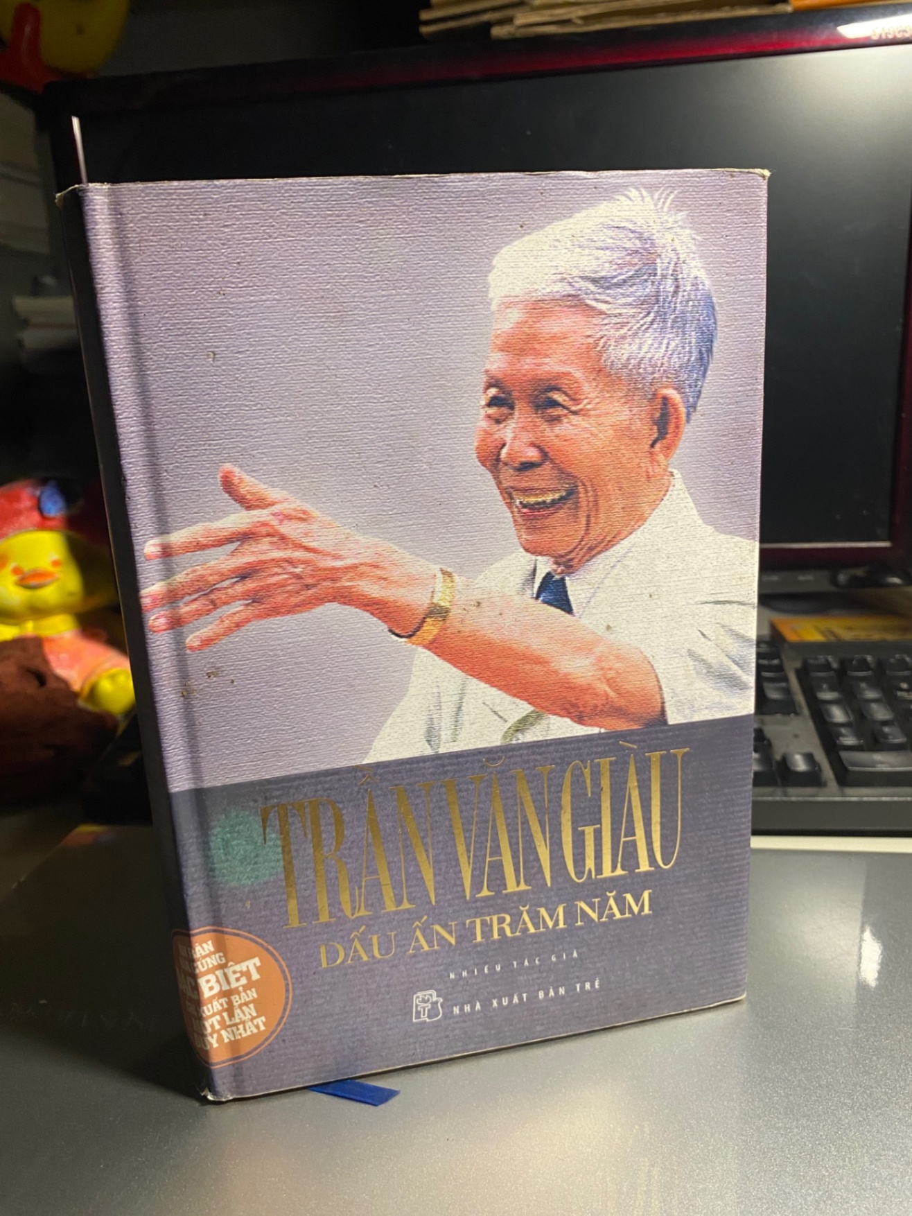 Trần Văn Giàu dấu ấn trăm năm- Bìa cứng, Ấn bản đặc biệt chỉ xuất bản một lần duy nhất- Sách lưu kho giấy xốp ố theo thời gian STB1035