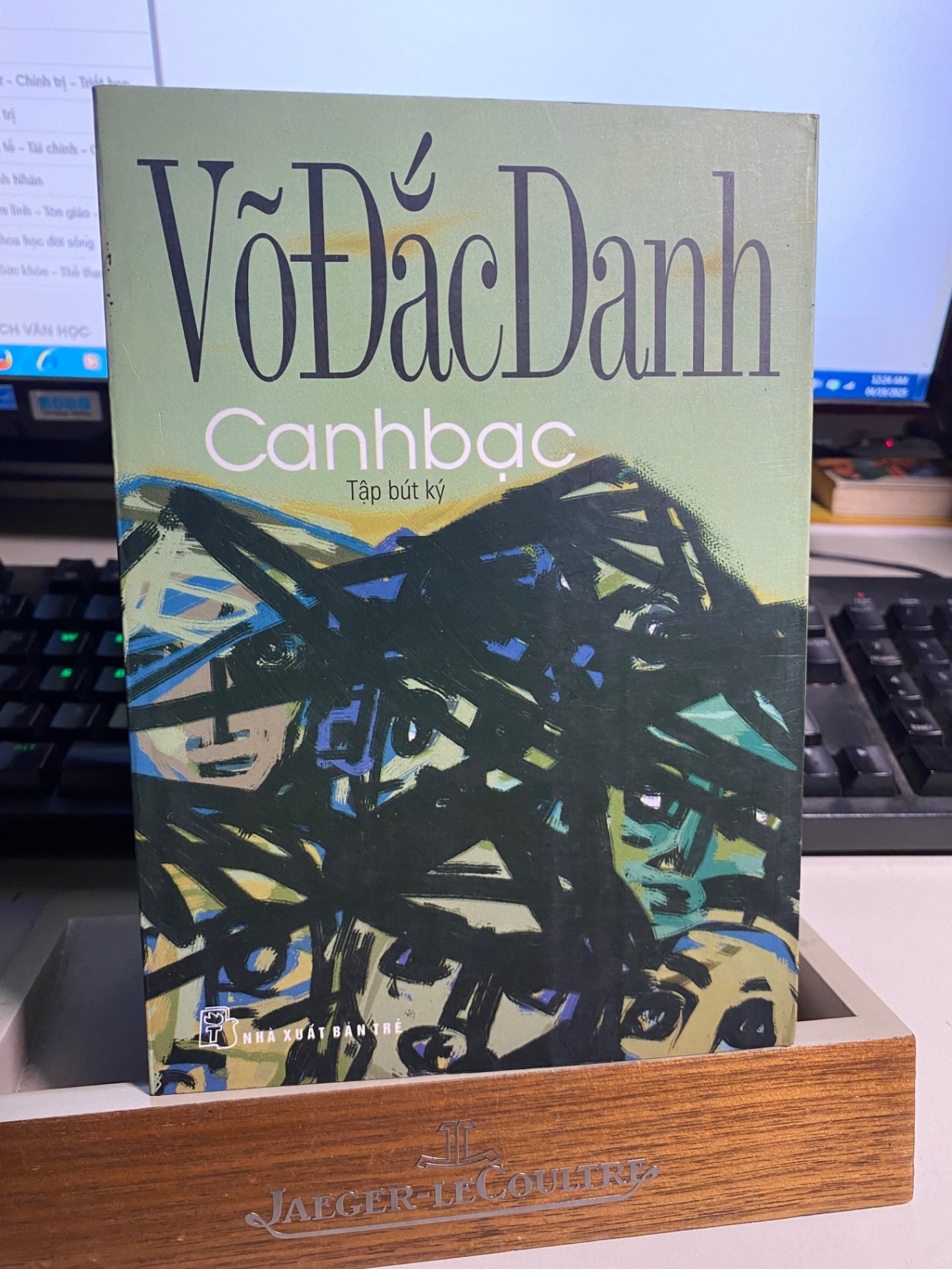 Canh Bạc (Tập Bút Ký của Võ Đắc Danh) Tác giả: Võ Đắc Danh Thể loại: Văn học - Xuất bản: 9/2009 Trọng lượng: 430 gr NXB: Trẻ Số trang: 368 trang, kích thước 14x20 cm STB901