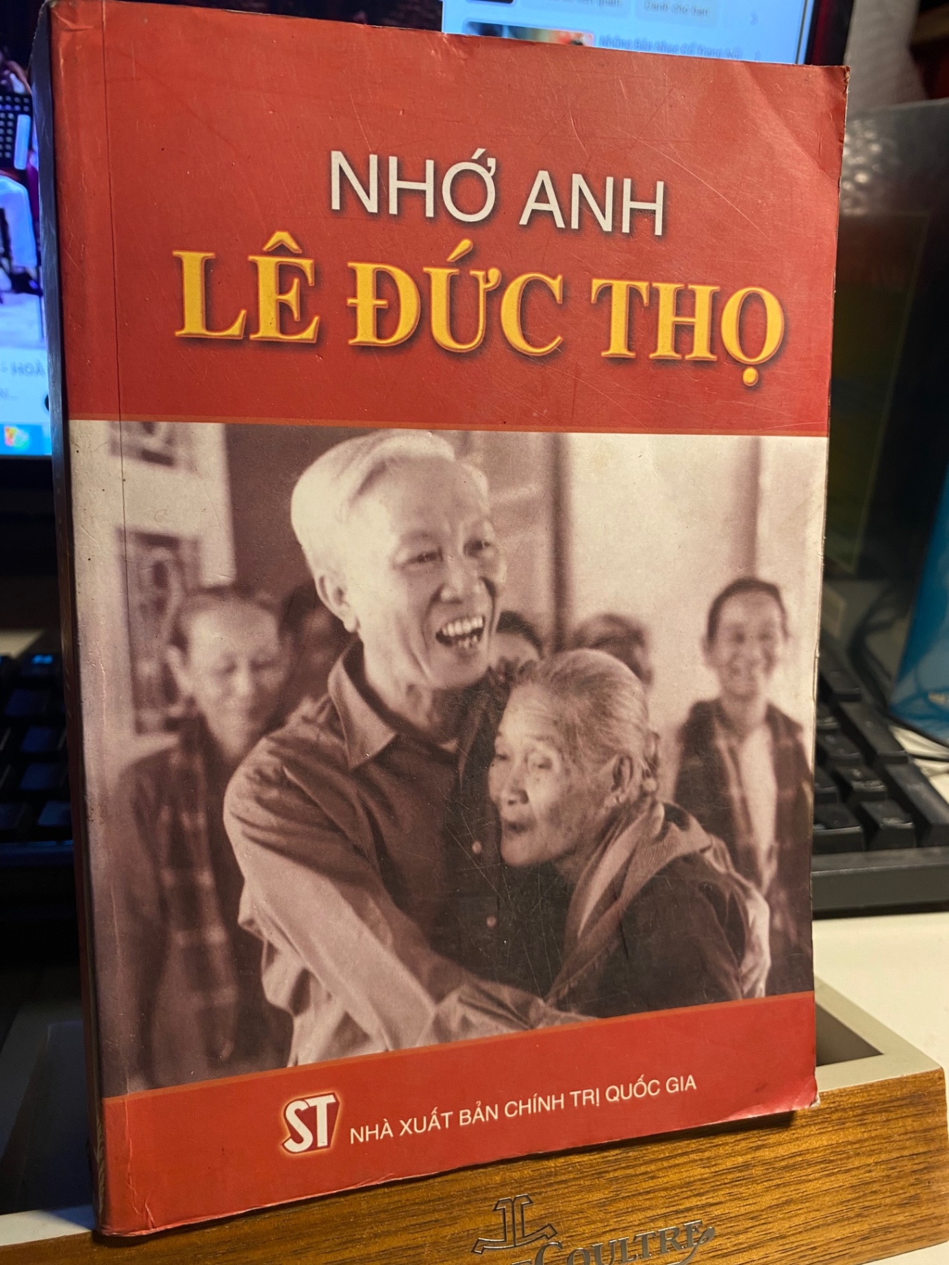 Nhớ Anh Lê Đức Thọ- tái bán bổ sung- NXB Chính Trị Quốc Gia- Sách lưu kho mới 90% STB701