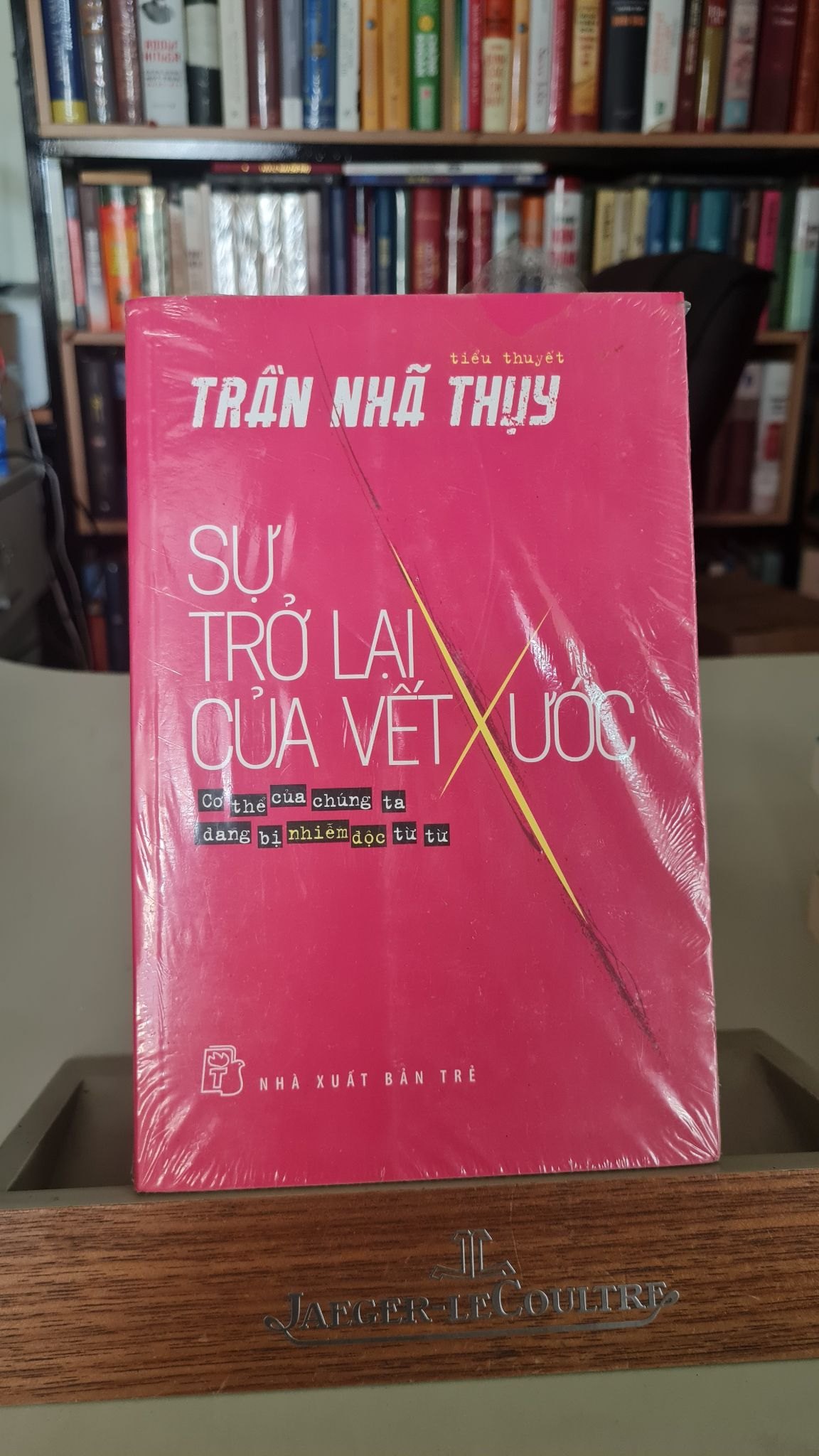 Sự trở lại của vết xước- Trần Nhã Thụy - NXB Trẻ- Sách lưu kho còn seal mới 95% STB282