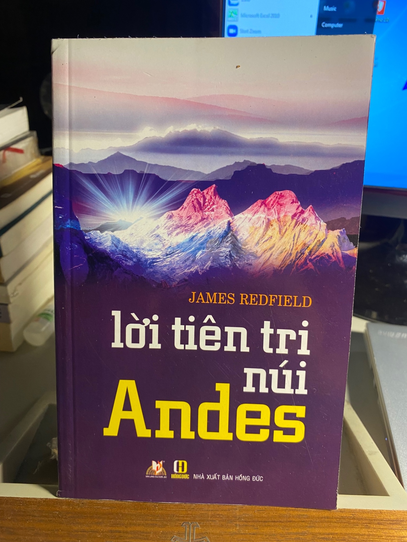 Lời Tiên Tri Núi Andes -Tác giả James Redfield -NXB Hồng Đức- Văn Lang phát hành -Năm XB 04/2013 -Trọng lượng (gr) 350 -Kích Thước Bao Bì 13.5x21 -Số trang 351 -Hình thức Bìa Mềm - Tiểu thuyết STB1590