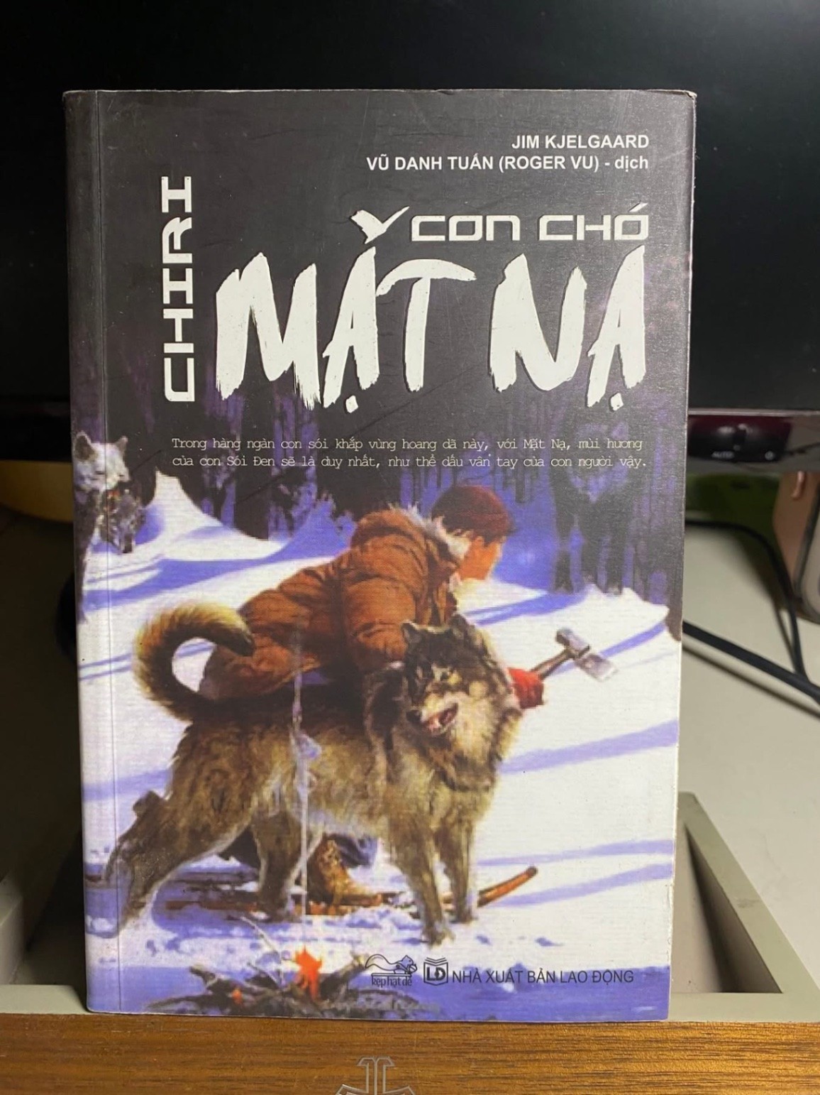 CHIRI - CON CHÓ MẶT NẠ -Tác giả: Jim Kjelgaard -Dịch giả: Vũ Danh Tuấn (Roger Vu) -NXB Lao Động 2017 -Bìa mềm, khổ 13,5x 20,5cm 196 trang -sach giấy xốp có ố nhẹ STB1510