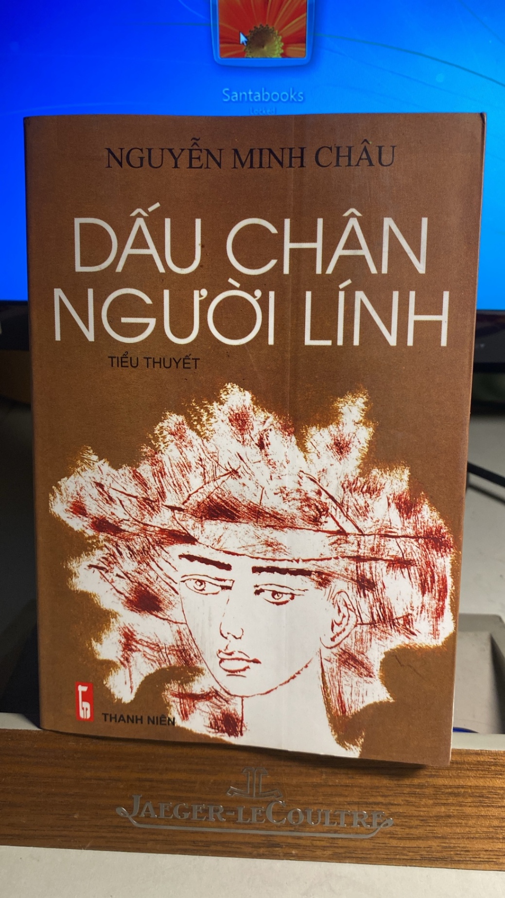 Dấu chân người lính -Tác giả Nguyễn Minh Châu -NXB Thanh Niên 2004 (bản kỉ niệm 50 năm NXB) -Bìa mềm,khổ 13x19cm,563 trang -sách lưu kho chưa qua sử dụng, chất lượng tốt STB1543