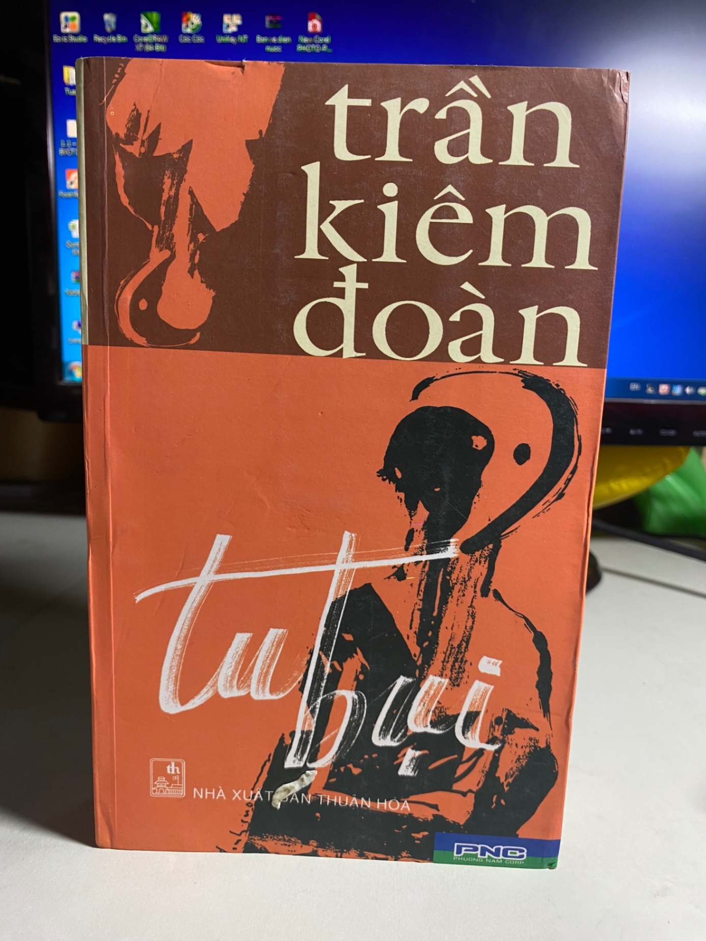 Tu Bụi - Trần Kiêm Đoàn -NXB Thuận Hoá- Phương Nam phát hành 2006 -Bìa mềm,khổ 13x21cm, 658 tràn -Sách lưu kho có ố cạnh STB1563
