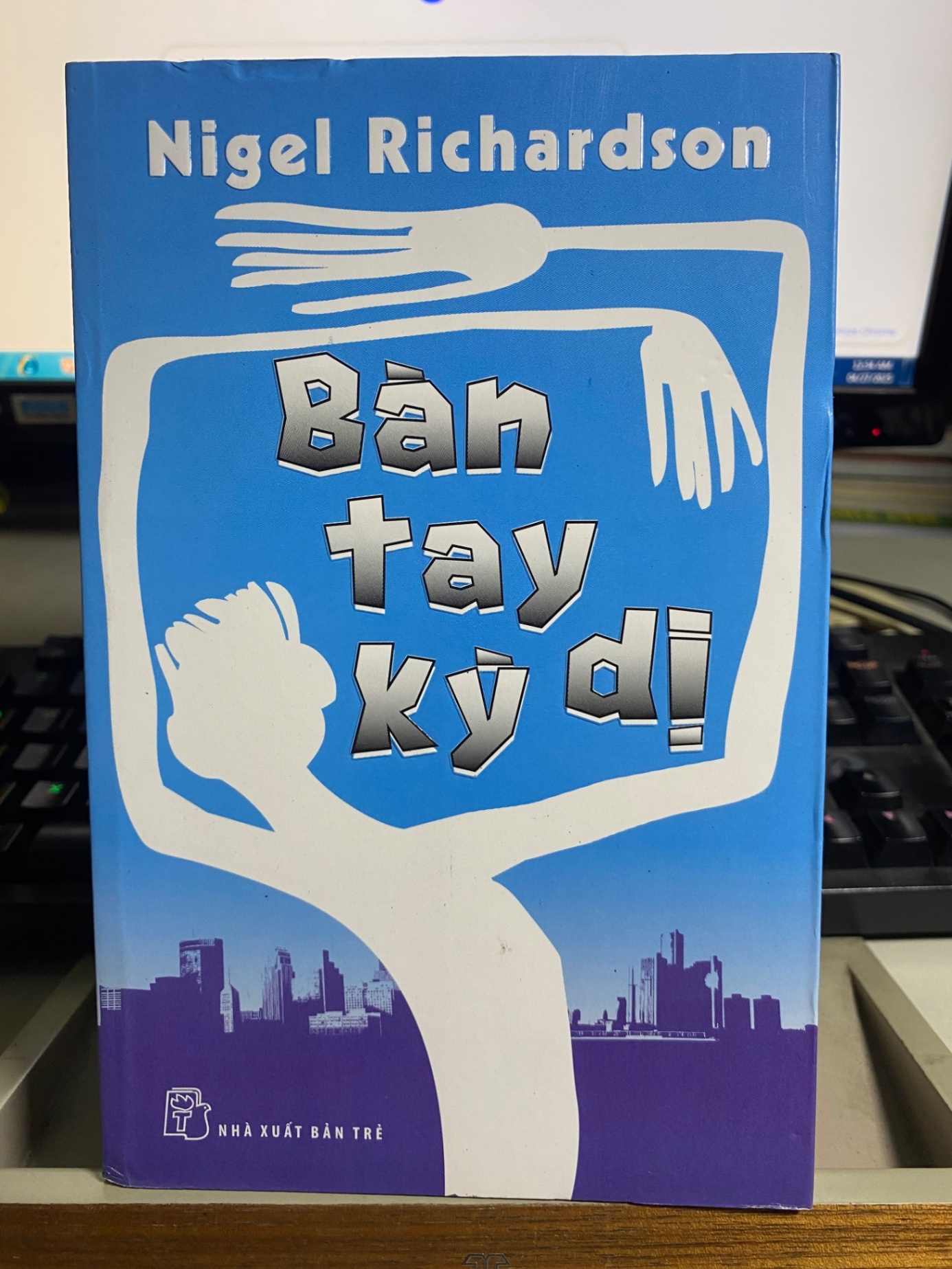 BÀN TAY KỲ DỊ -Tác giả: Nigel Richardson-NXB Trẻ 2011- Tiểu thuyết- Sách mới 90% STB1084