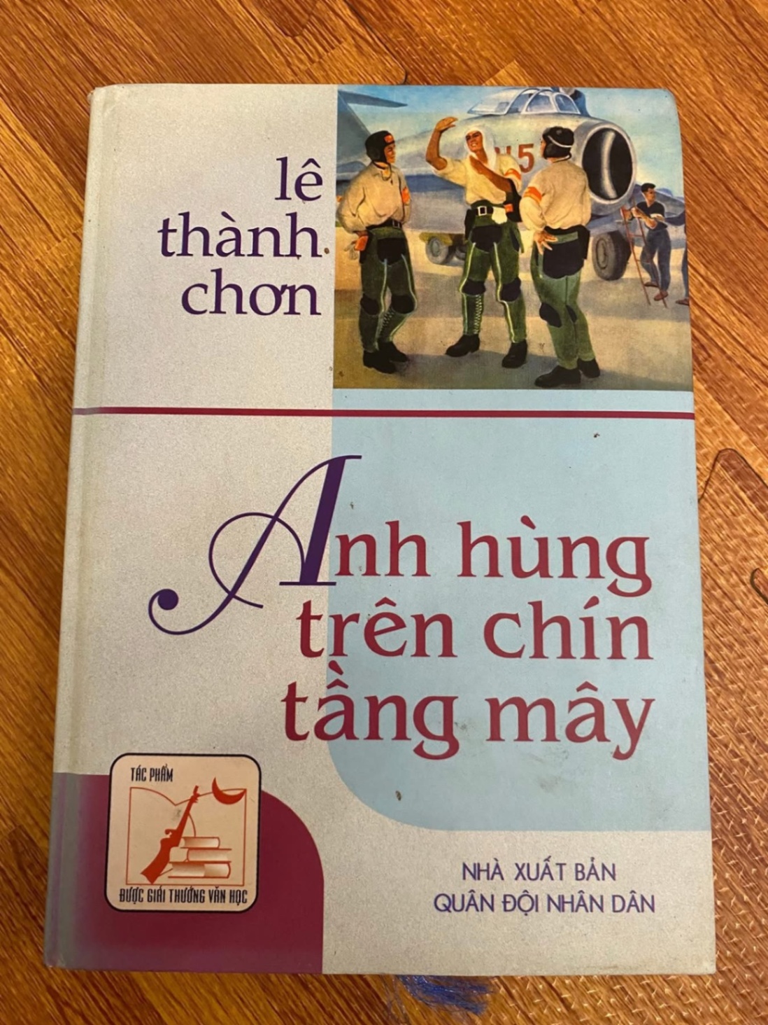 Anh Hùng Trên Chín Tầng Mây- Lê Thành Chơn -NXB Quân Đội ND- Bìa Cứng- Năm xb 2003 STB1123