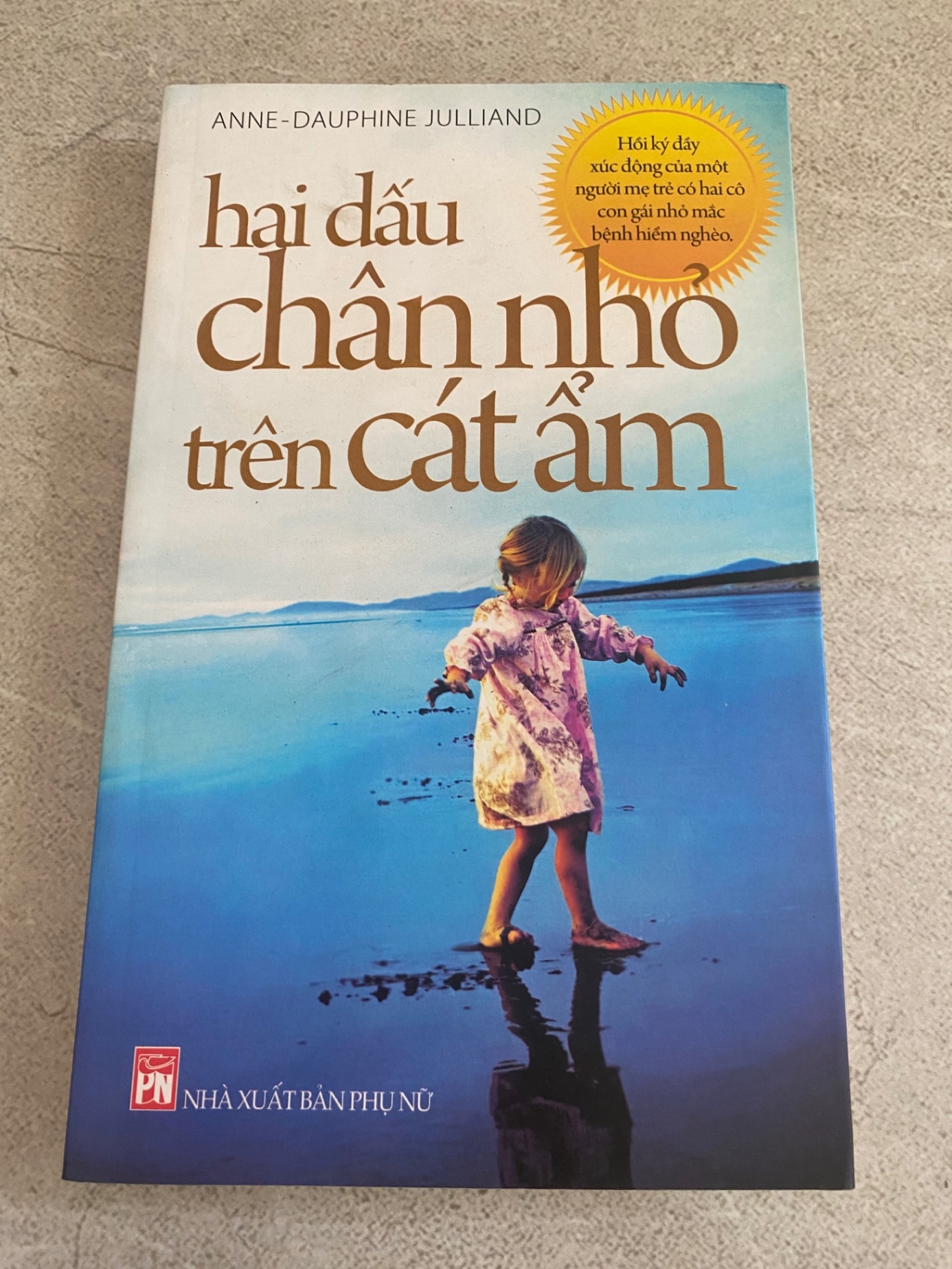 Hai dấu chân nhỏ trên cát ẩm- Tác giả: Anne-Dauphine Julliand- Hồi ký đầy xúc động của một người mẹ trẻ có hai cô con gái nhỏ mắc bệnh hiểm nghèo STB617