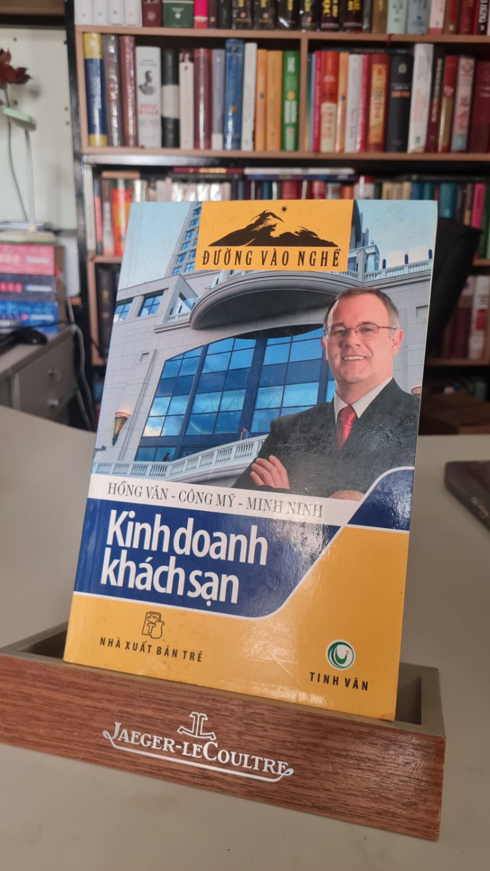 Kinh doanh khách sạn -Hồng Vân, Công Mỹ, Minh Ninh - NXB Trẻ 2007- Sách lưu kho, giấy ngả màu ố theo thời gian STB209