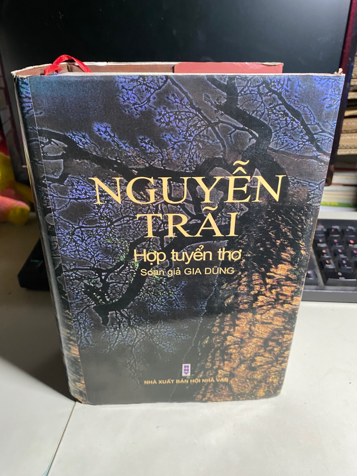 Nguyễn Trãi-Hợp Tuyển Thơ -Soạn giả Gia Dũng -Bìa cứng phủ da -NXB Hội Nhà Văn -Năm XB 2009 -Khổ 16x 23cm -số trang :1624 STB1085