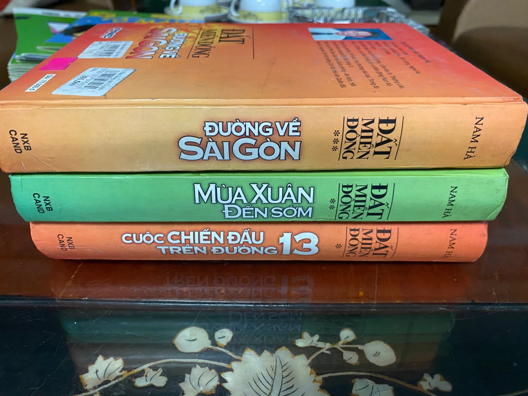 Đất Miền Đông (Sản phẩm outlet sales có thể bị cũ,dơ hoặc bao bì bị sờn) Bộ sách Đất Miền Đông - Bìa Cứng gồm 3 tập như sau: Tập 1: Cuộc chiến đấu trên đường 13. Tập 2: Mùa xuân đến sớm. Tập 3: Đường về Sài Gòn. STB1421