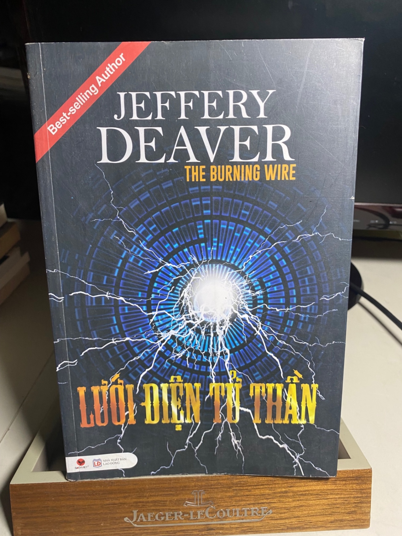 Lưới Điện Tử Thần (Tái Bản 2018)-Tác giả Jeffery Deaver, Người Dịch Đinh Minh Hương -NXB Lao Động ,Năm XB 2018- Trọng lượng (gr) 600 Kích Thước Bao Bì : 16 x 24 Số trang : 574 -Hình thức : Bìa Mềm- Sách lưu kho mới 90% STB1426