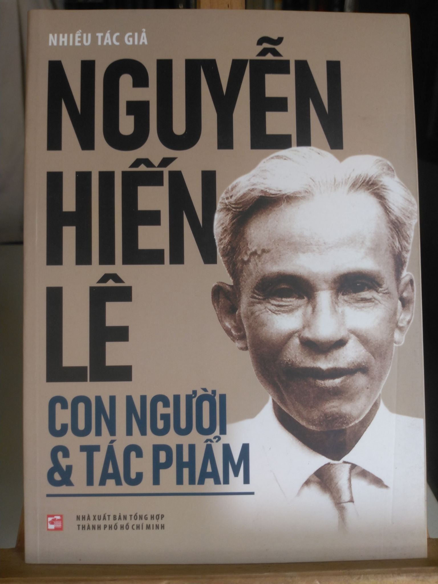 Nguyễn Hiến Lê con người & tác phẩm mới 90% 2018 Nhiều tác giả [1301] SÁCH VĂN HỌC STB79