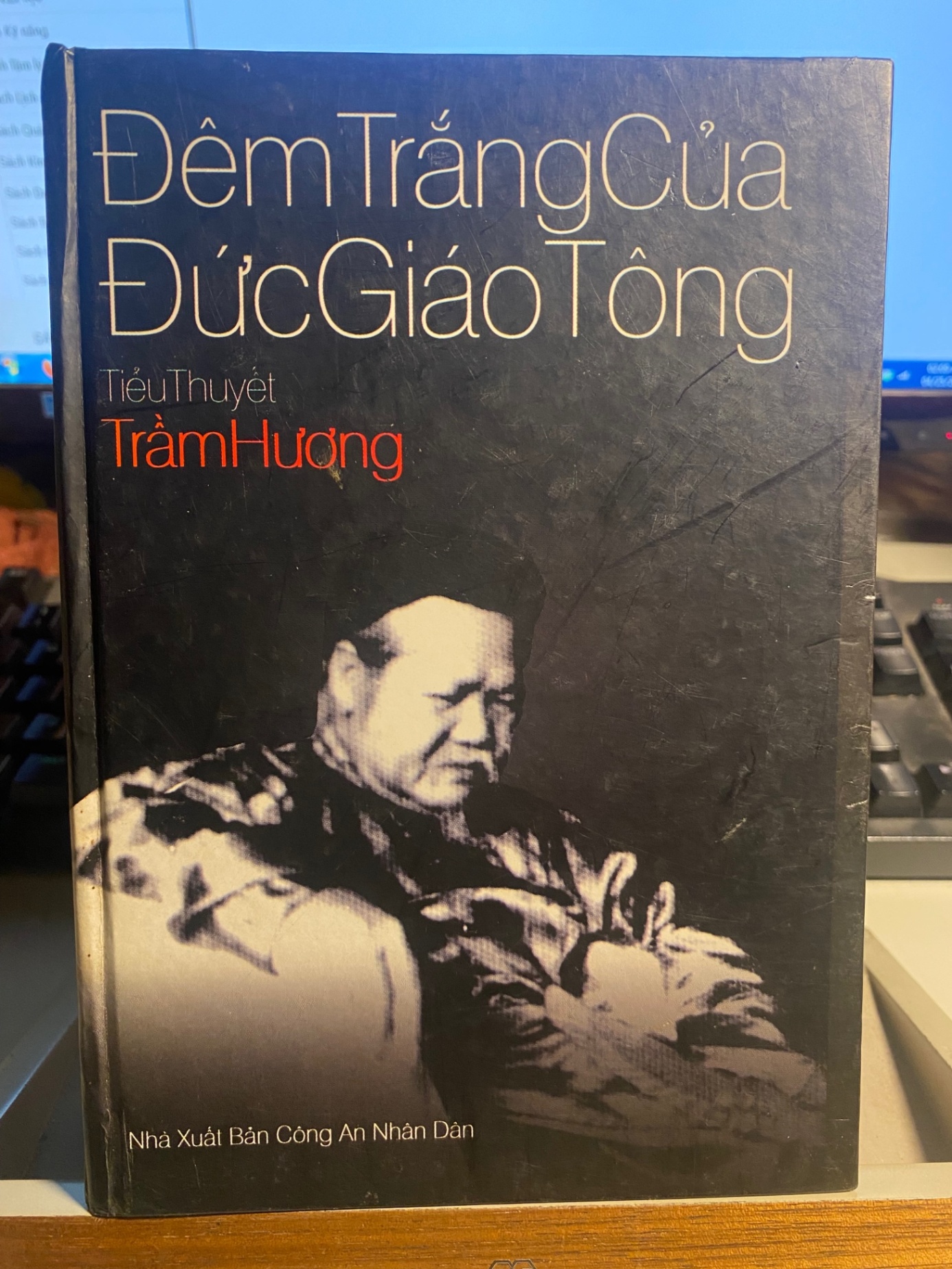 Đêm Trắng Của Đức Giáo Tông- Trầm Hương- Bìa cứng- Năm XB2002-NXB Công An ND- Sách còn mới đẹp STB1043